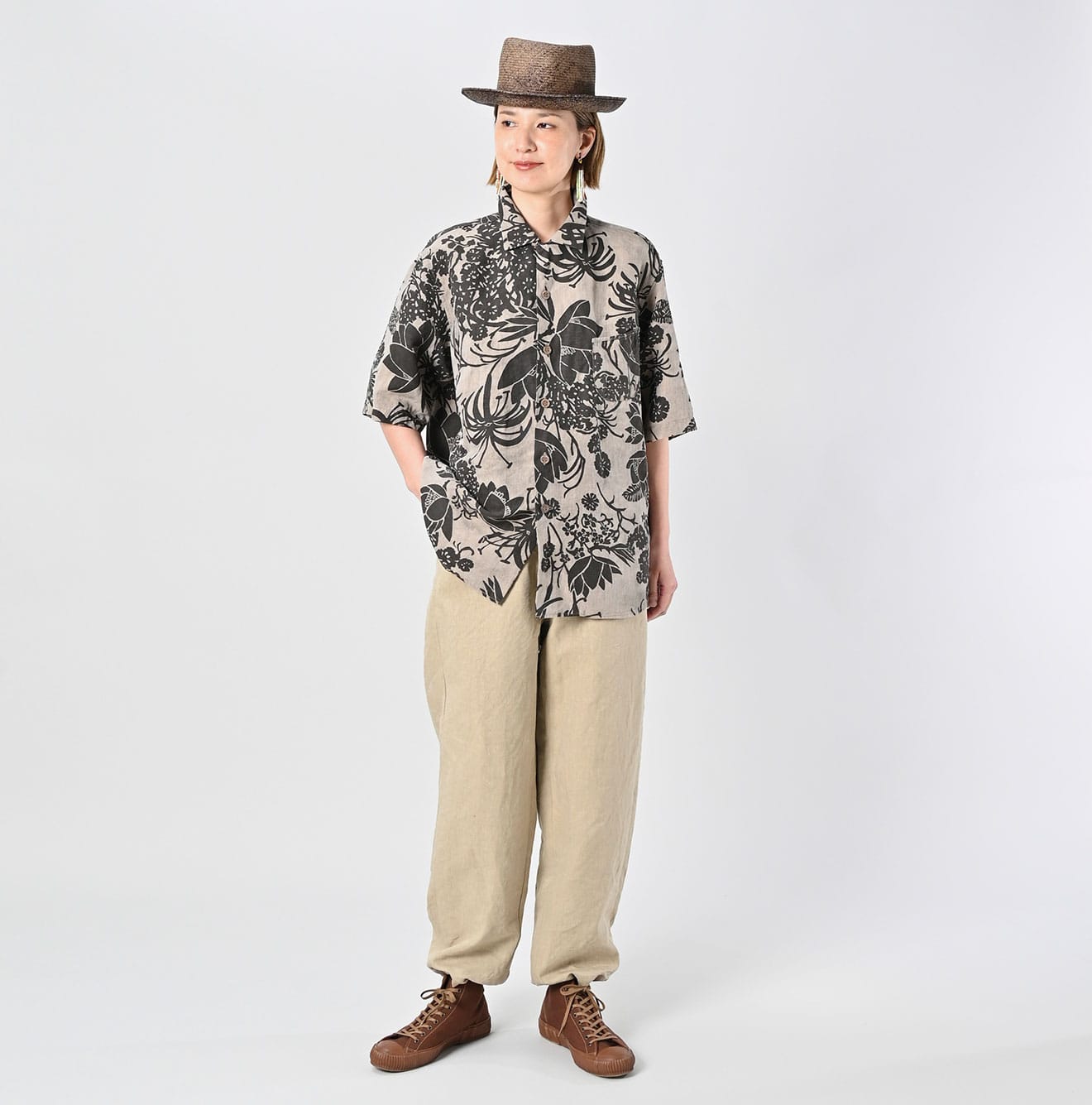 Linen Lotus Print LeiLei Shirt MEN Female Model