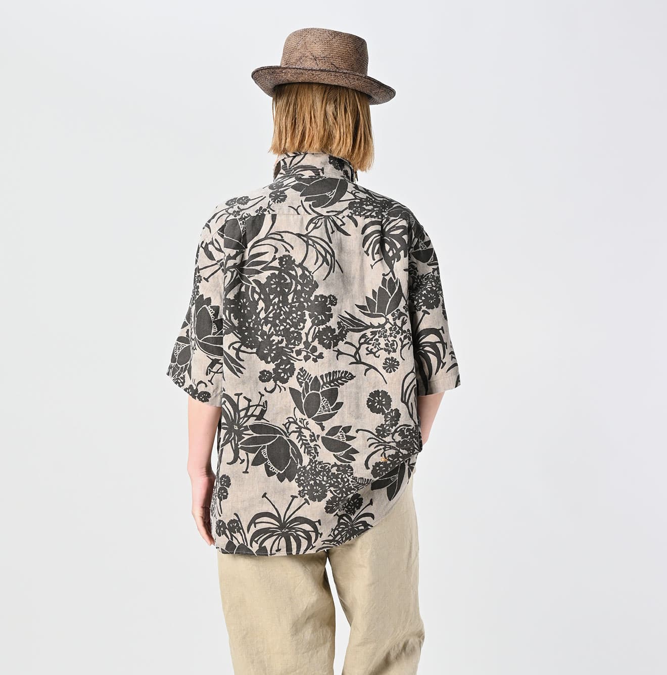 Linen Lotus Print LeiLei Shirt MEN Female Model