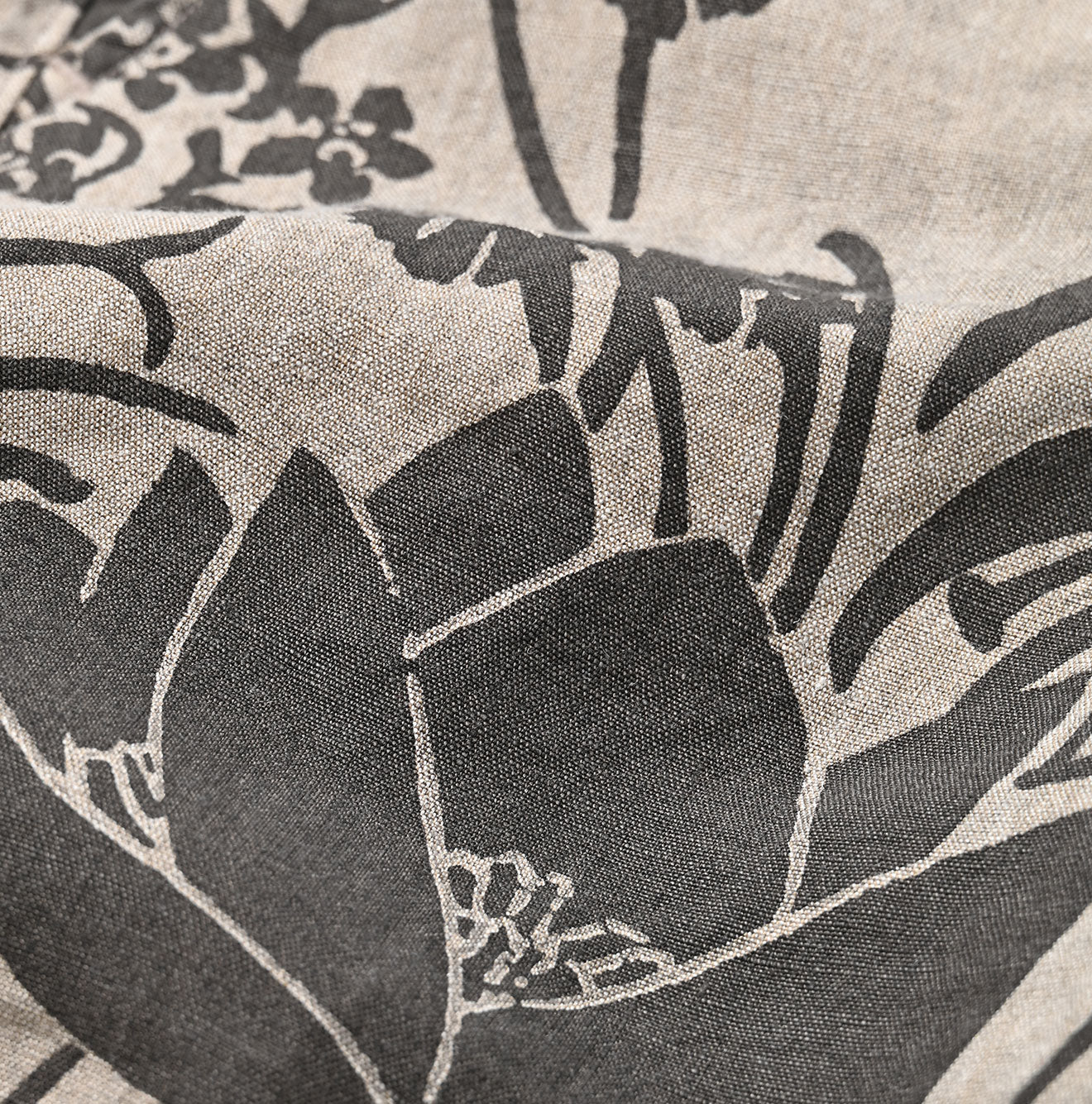 Linen Lotus Print Nîmes Short Pants MEN Detail
