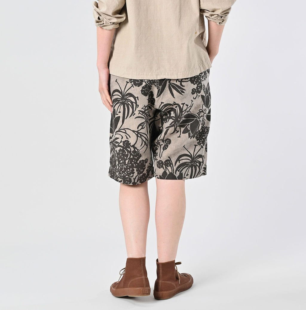 Linen Lotus Print Nîmes Short Pants MEN Female Model