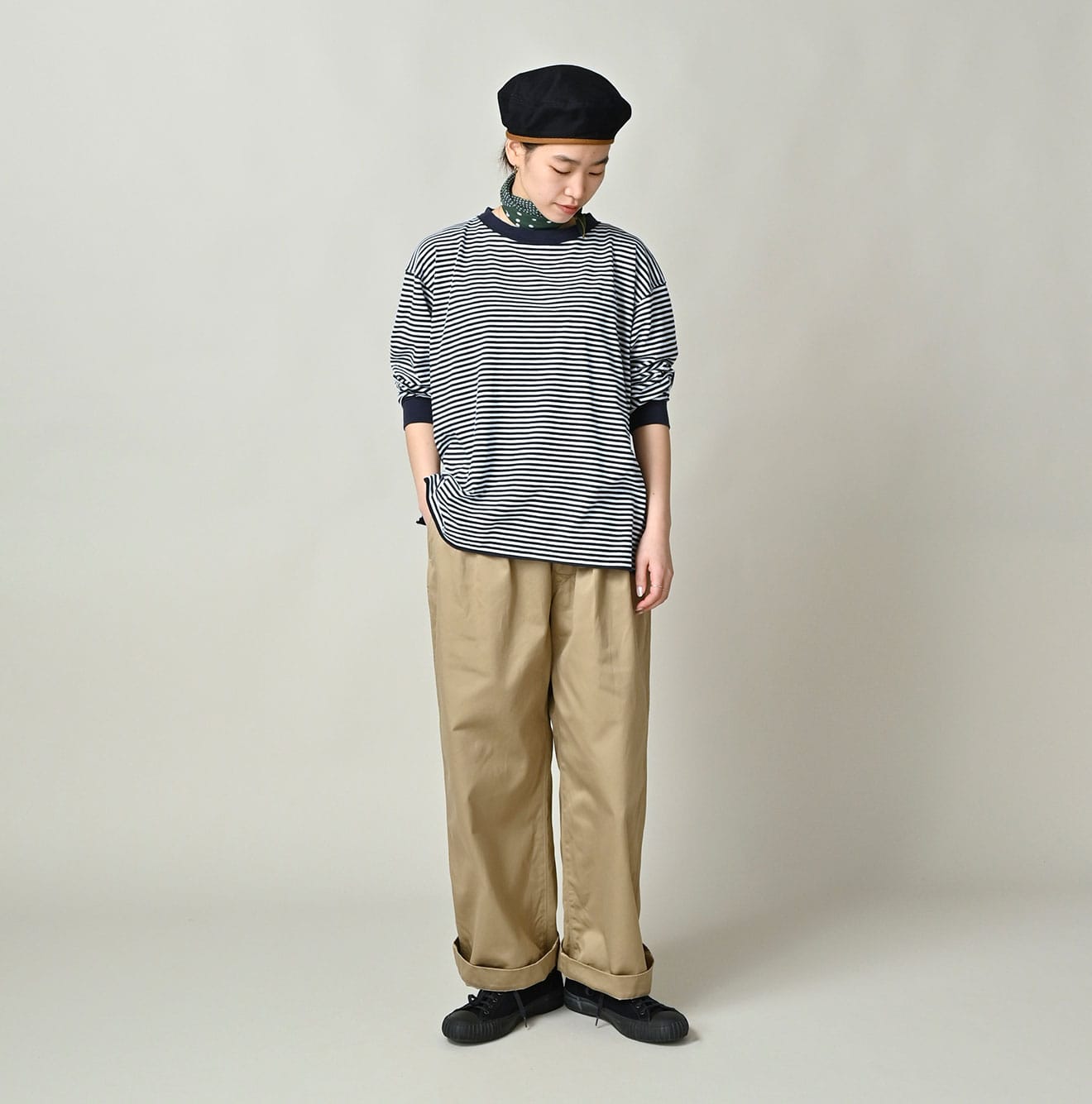 Double Thread Chino Charlotte Baggy Female Model