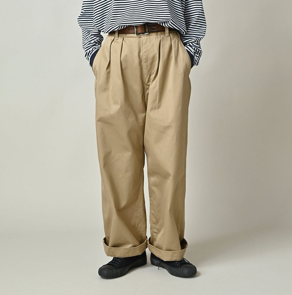 Double Thread Chino Charlotte Baggy Female Model