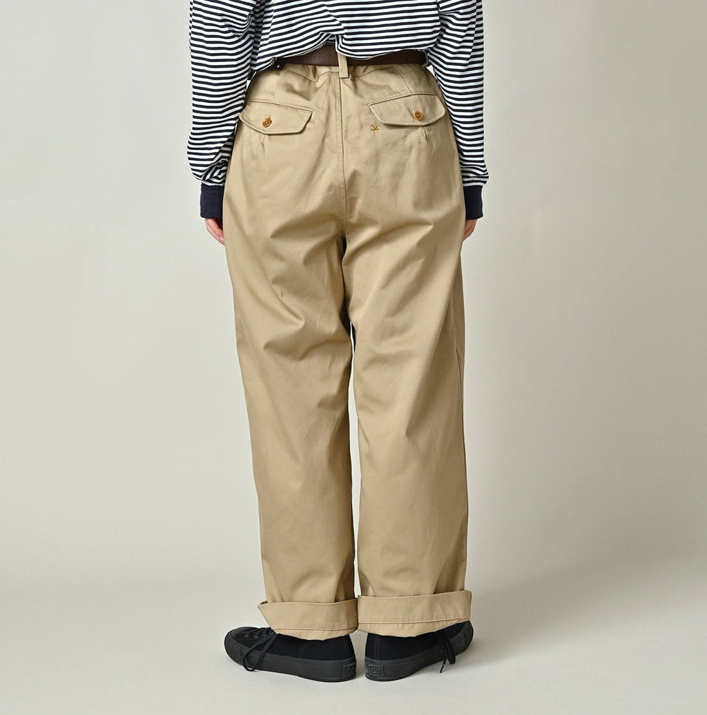 Double Thread Chino Charlotte Baggy Female Model