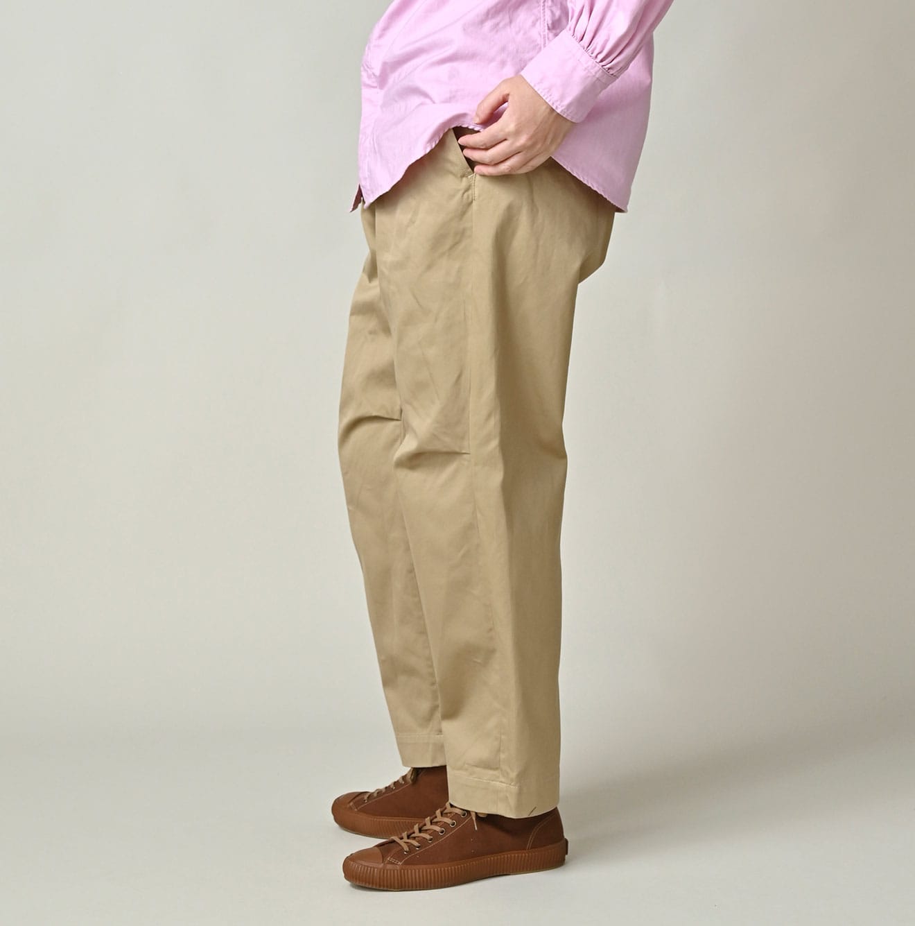 Double Thread Chino 908 Chi-rgo Pants Female Model