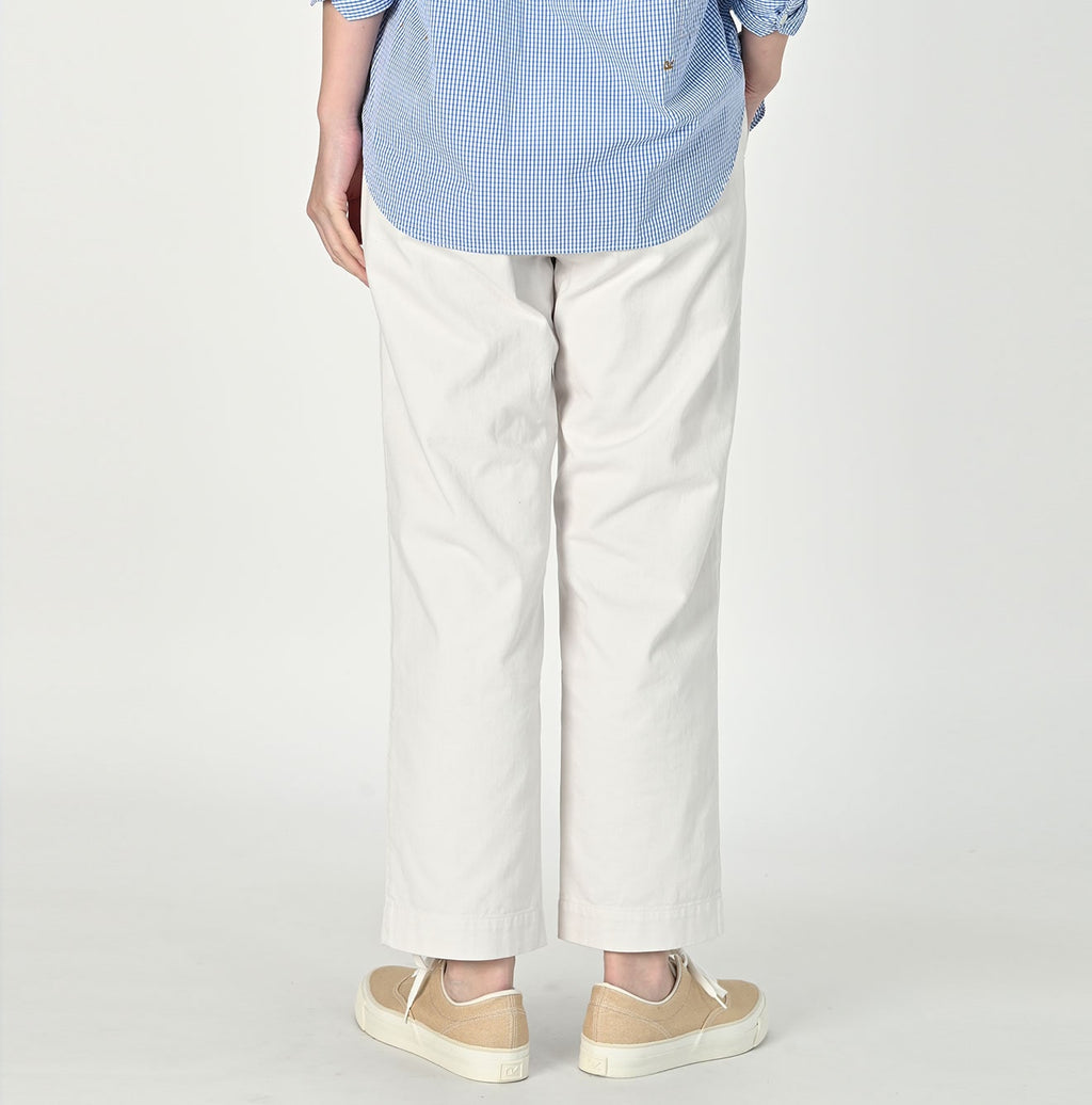 Okome Chino 908 Pants Female Model