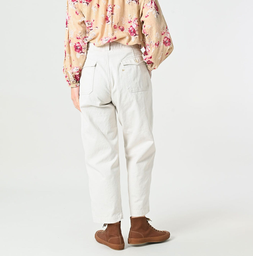 Tabi Cloth 908 Peg Top Pants Female Model