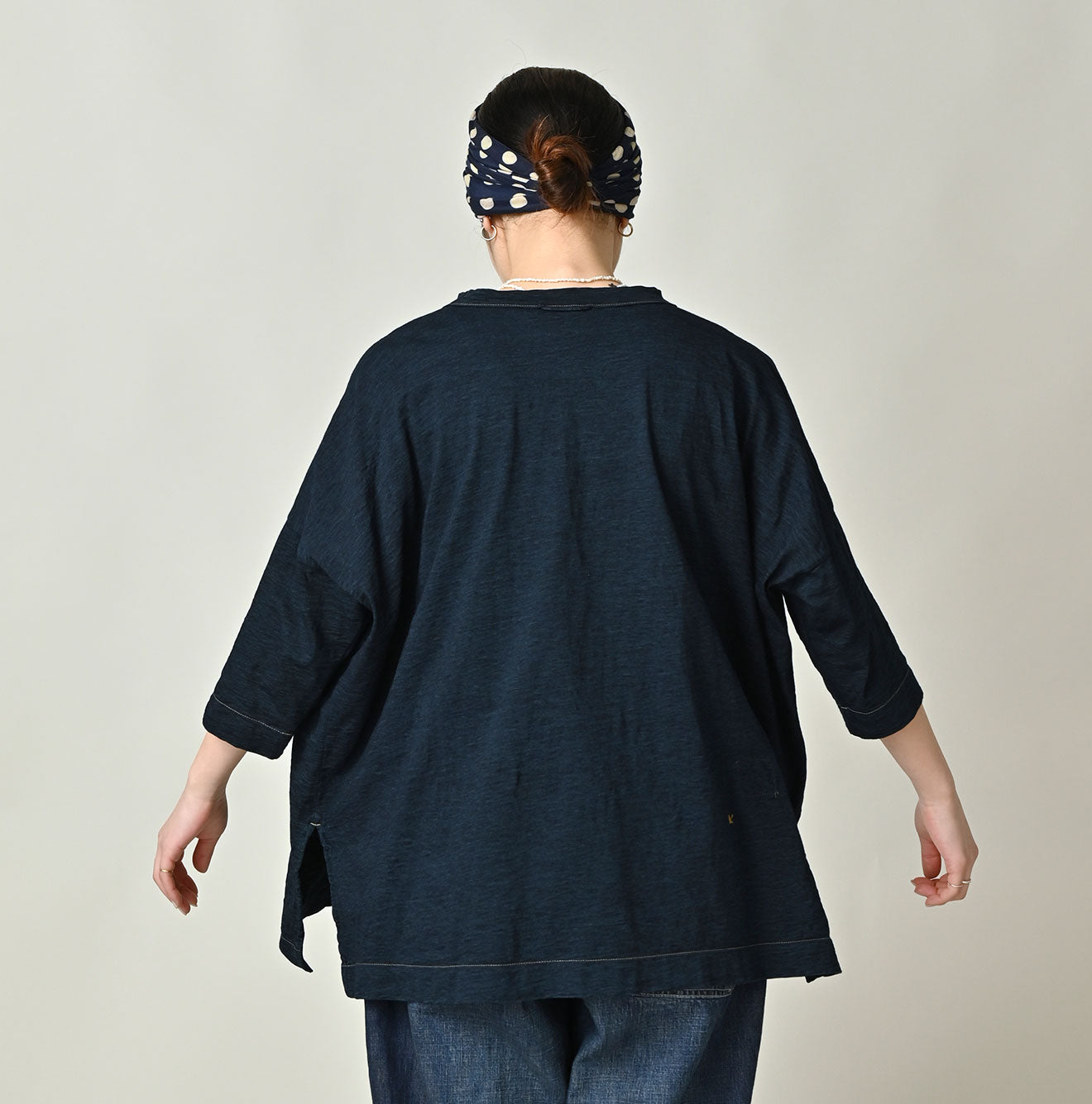 Indigo Tenjiku Big Slit T-shirt Female Model