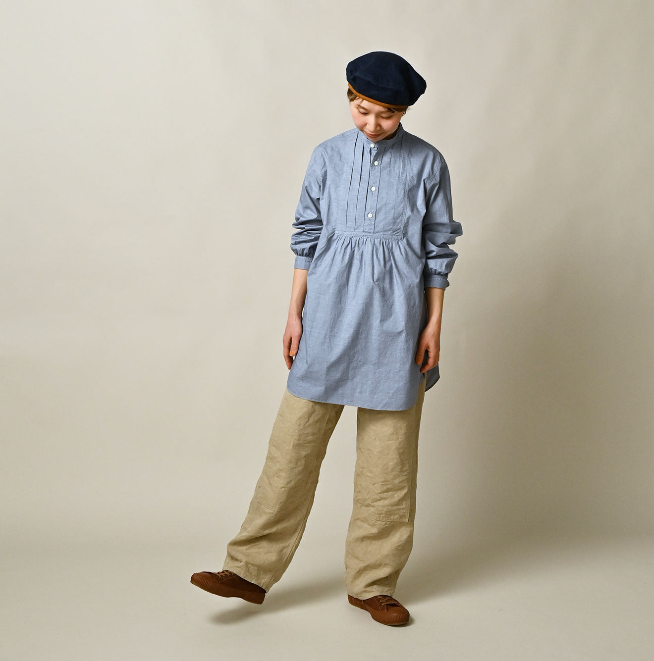 Supima Batiste Tuck Stand Collar Shirt Female Model