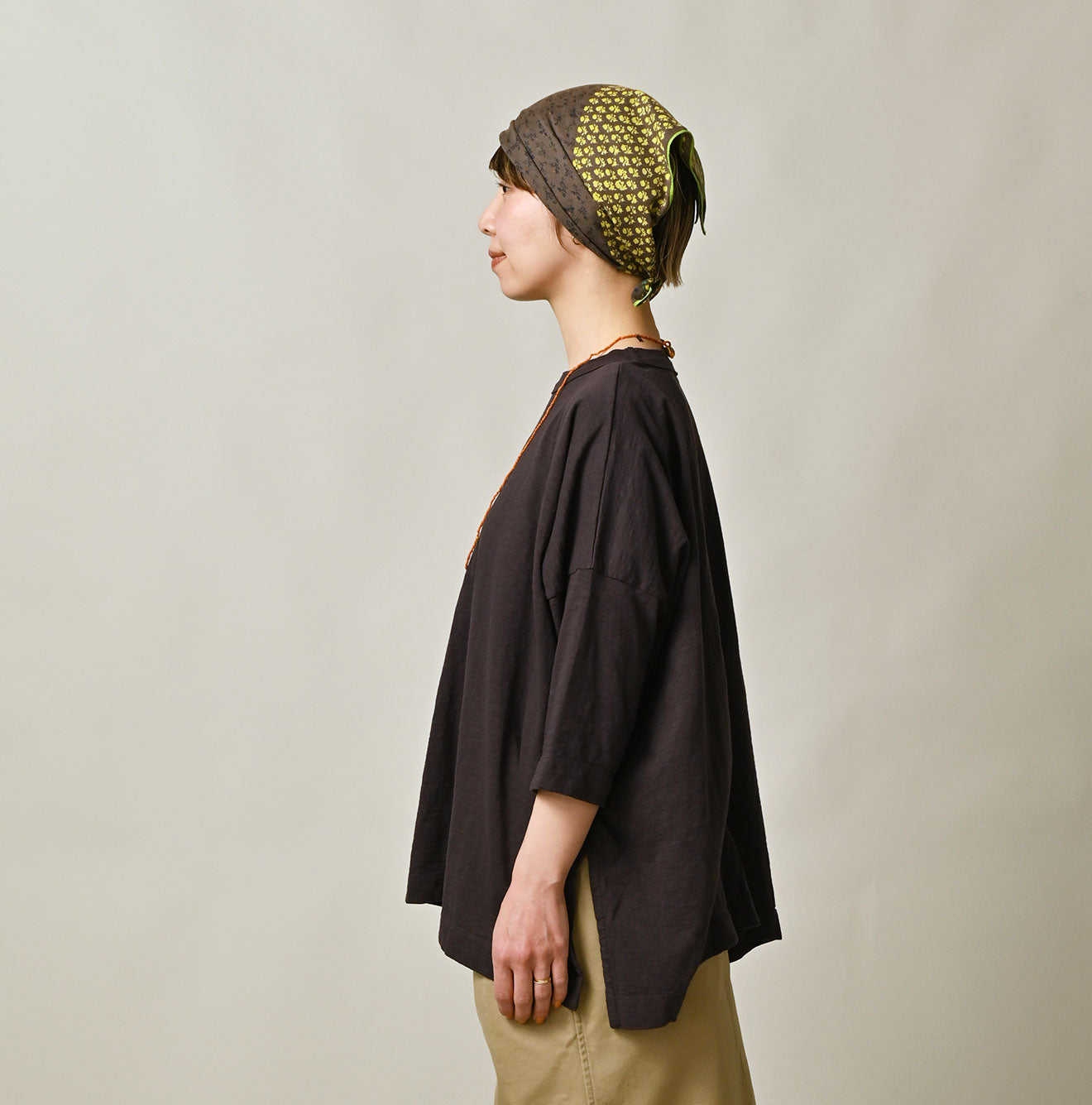 Tenjiku Big Slit T-shirt Female Model