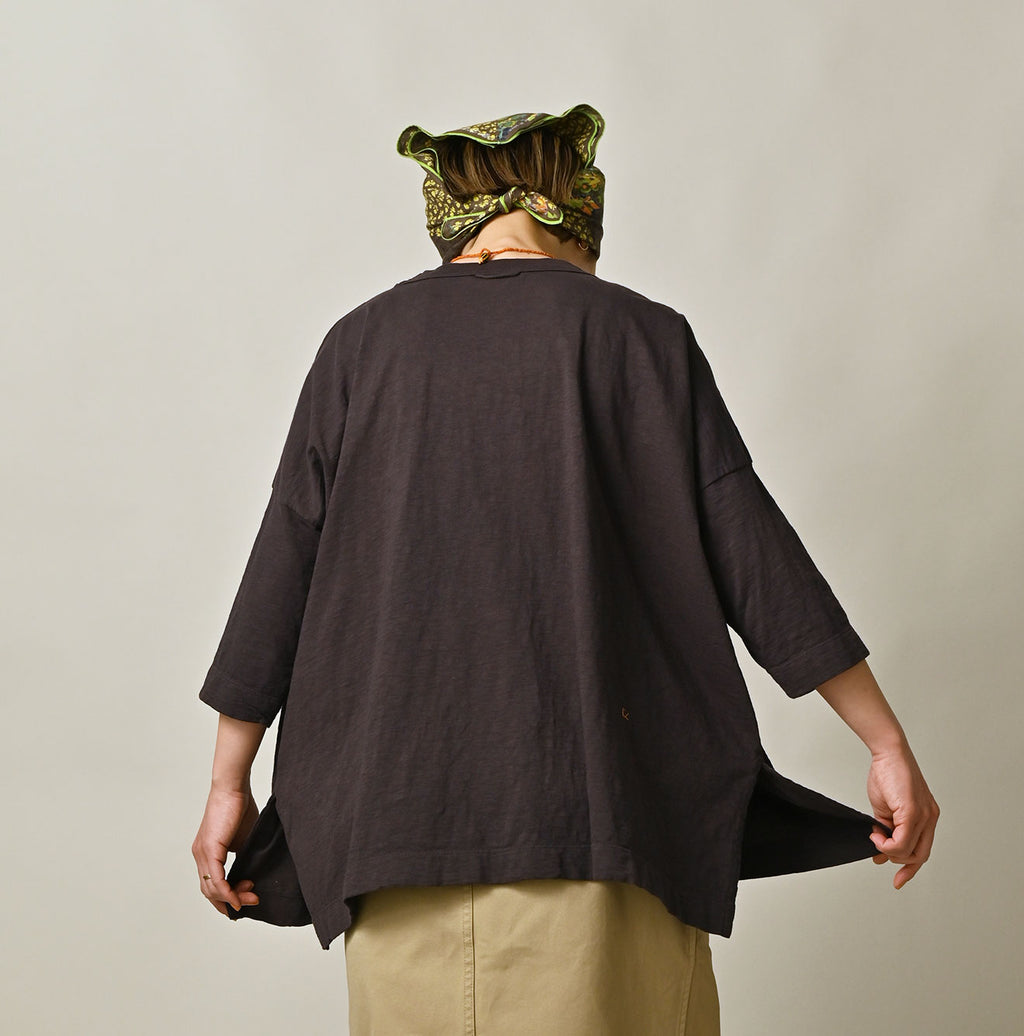Tenjiku Big Slit T-shirt Female Model
