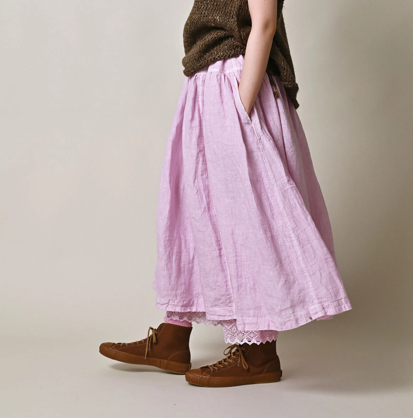 45 Plant Dyed Indian Linen Easy Gather Kushukushu Skirt Female Model