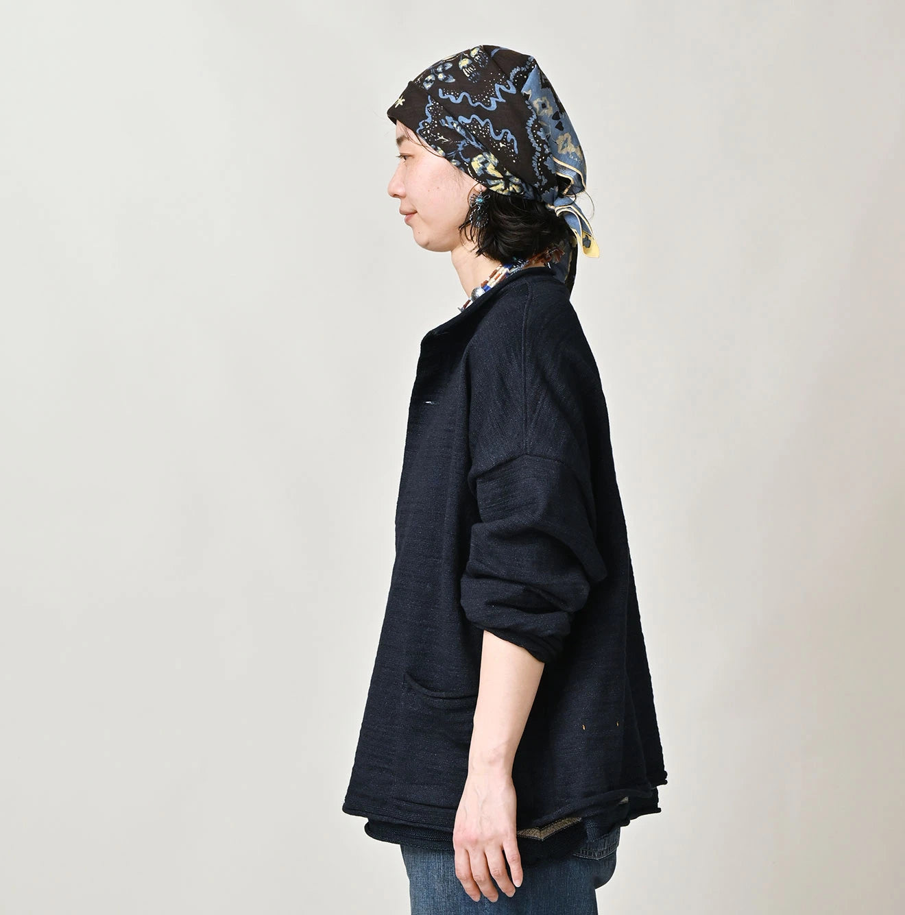 Indigo Dekoboko Knitsew 908 Cardigan Female Model