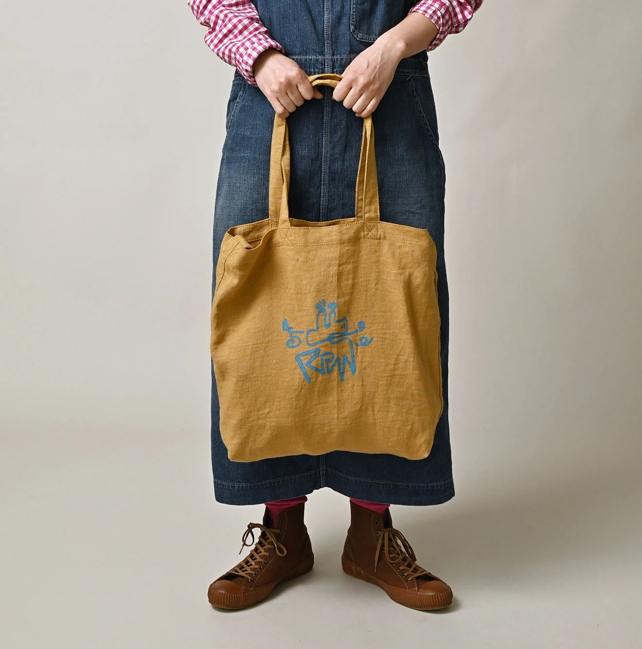 Indian Linen Nasuppie-kun 45 Star Tote Medium Female Model