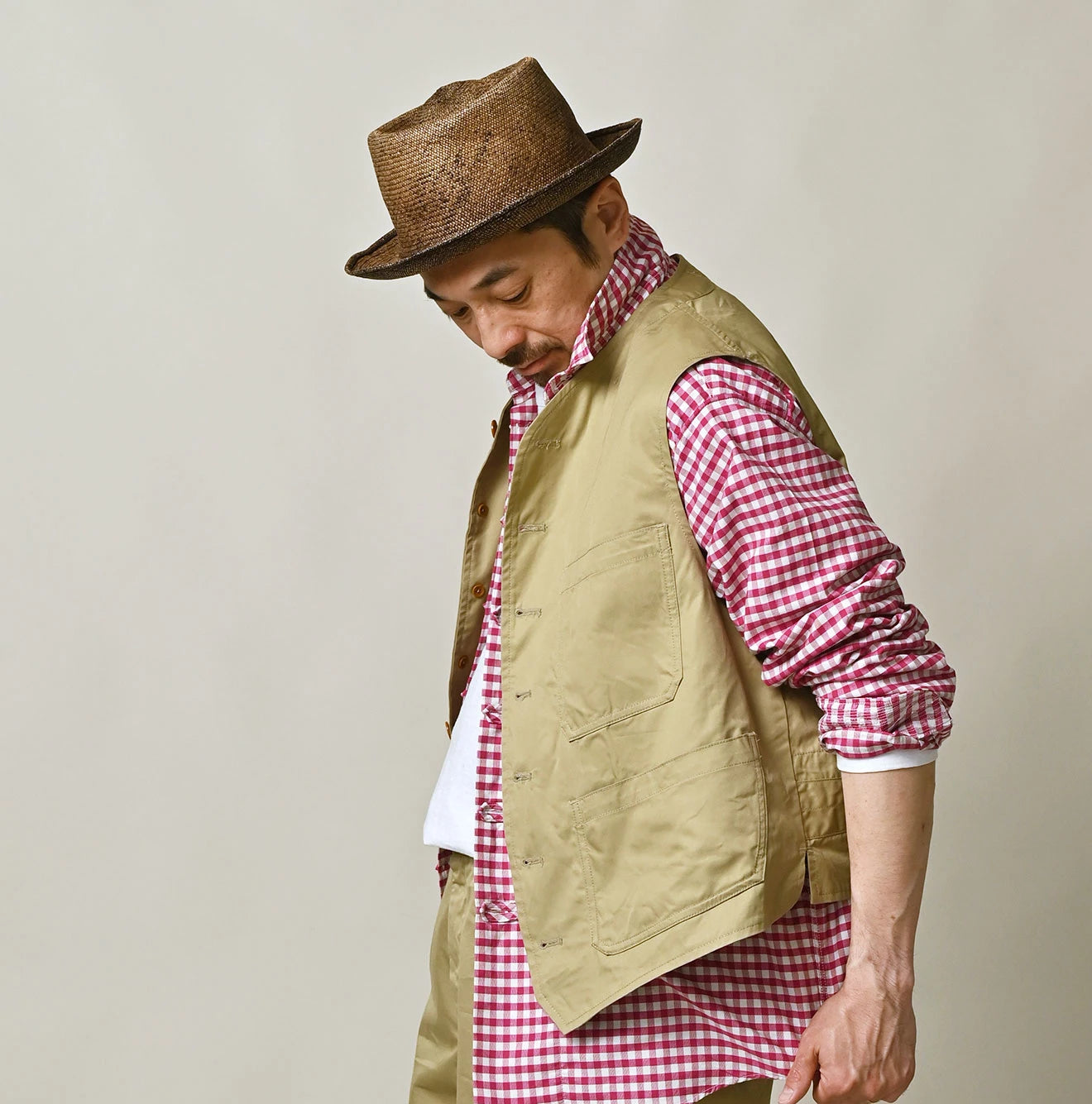 Thin Gabardine 908 Vest Male Model
