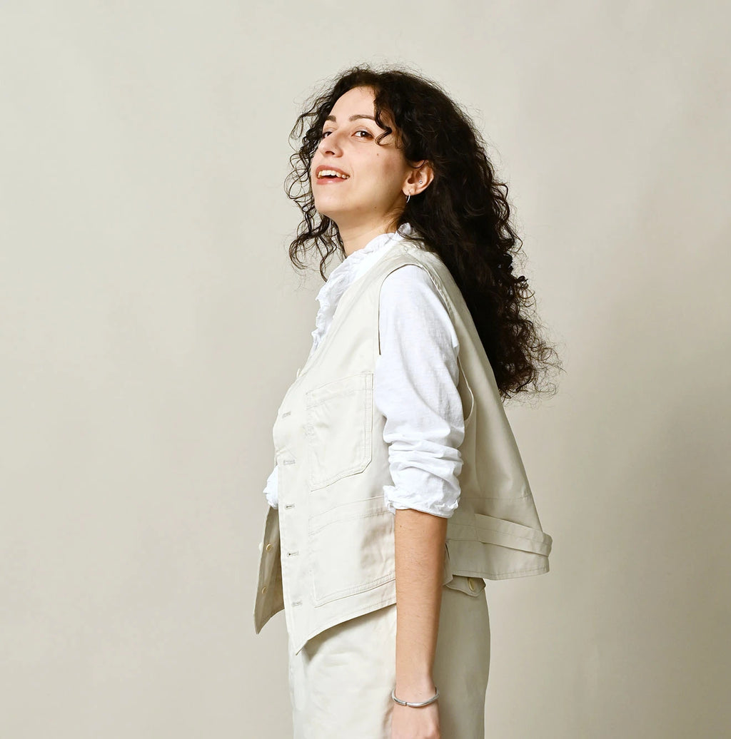 Thin Gabardine 908 Vest Female Model