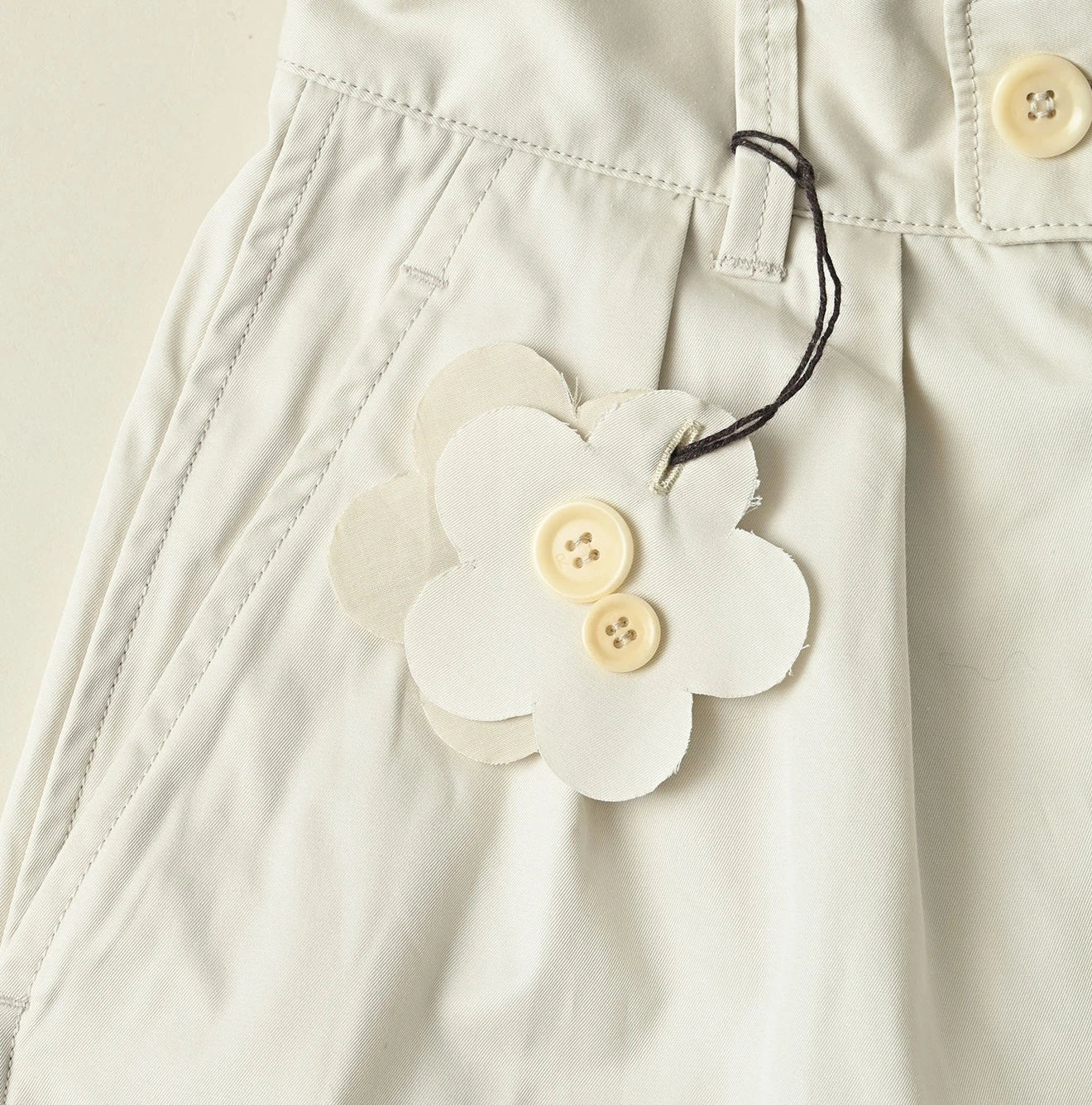 Thin Gabardine Charlotte Baggy Detail