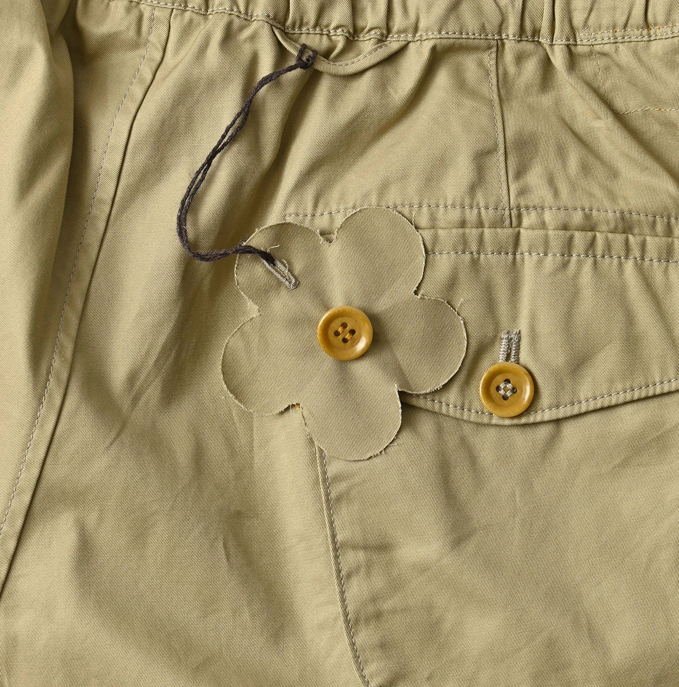 Thin Gabardine Easy Short Pants Detail