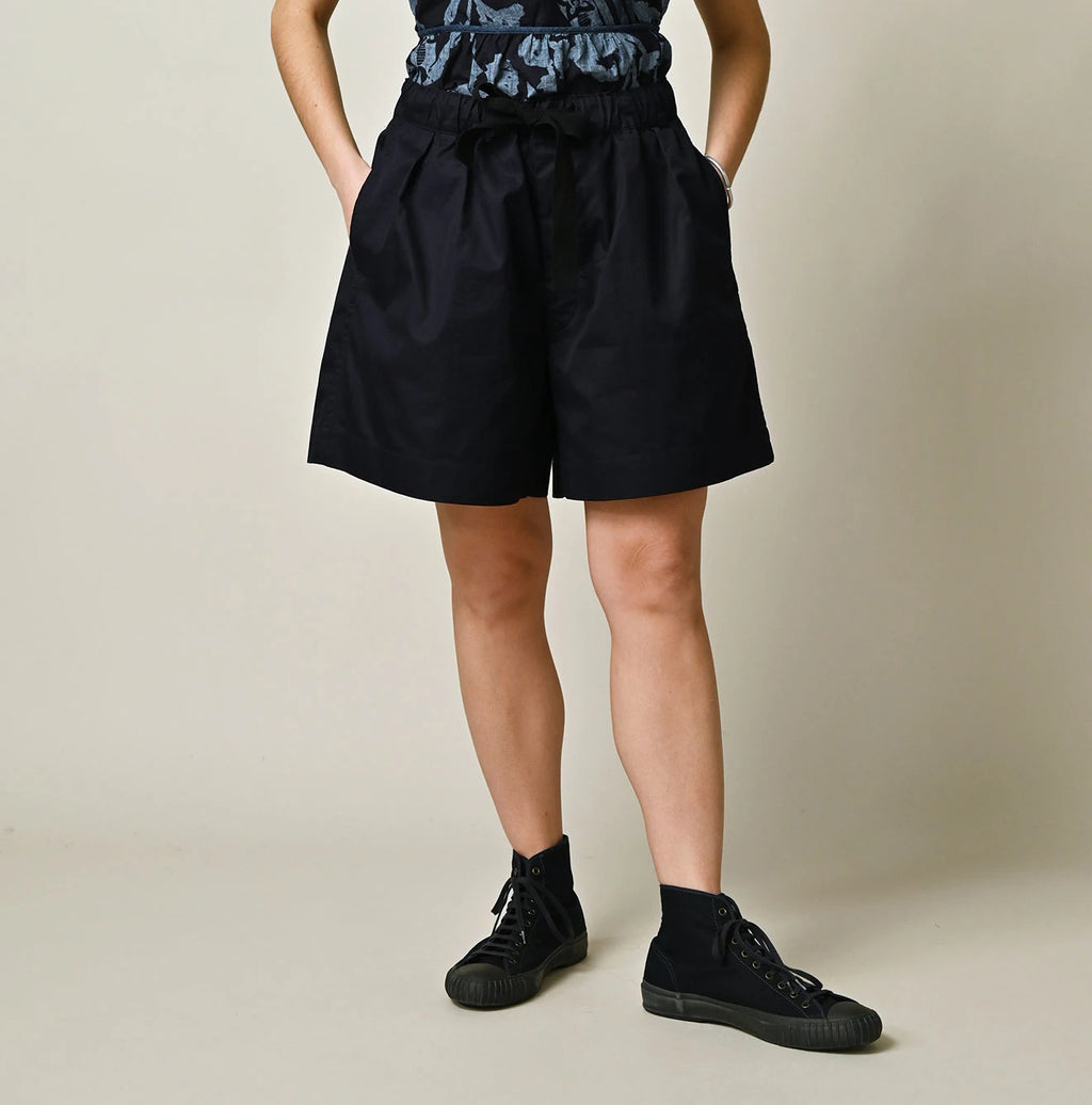 Thin Gabardine Easy Short Pants Female Model