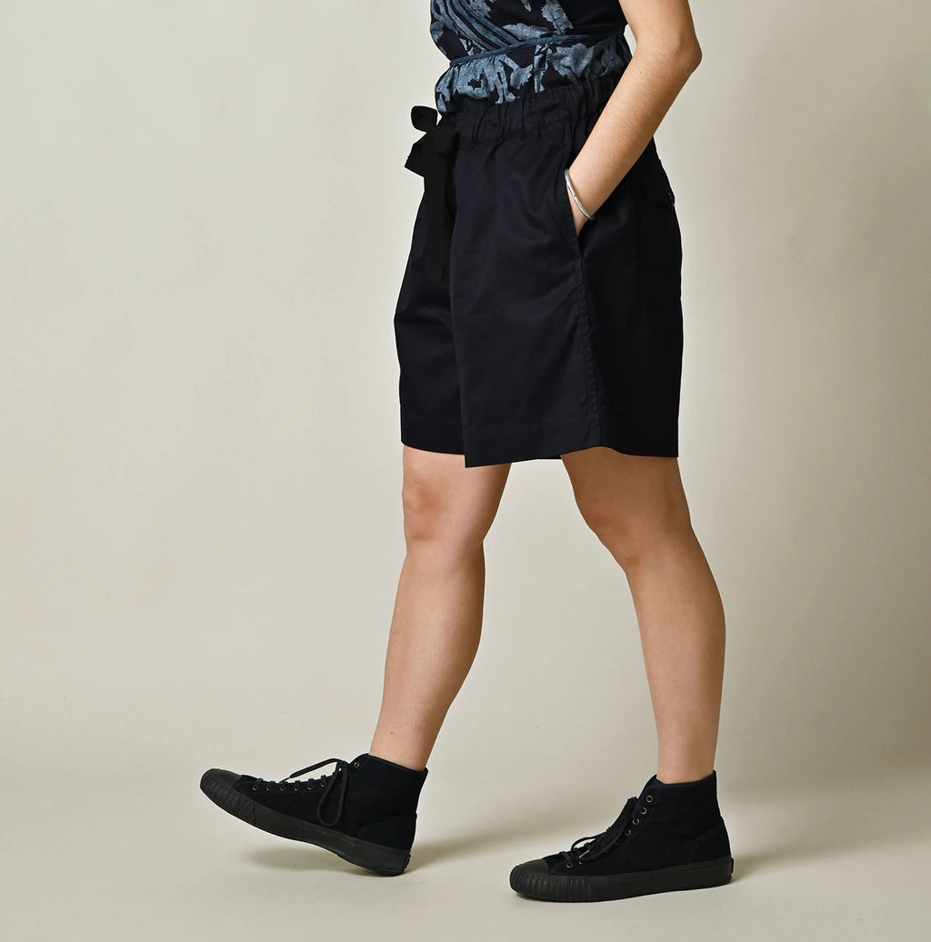 Thin Gabardine Easy Short Pants Female Model