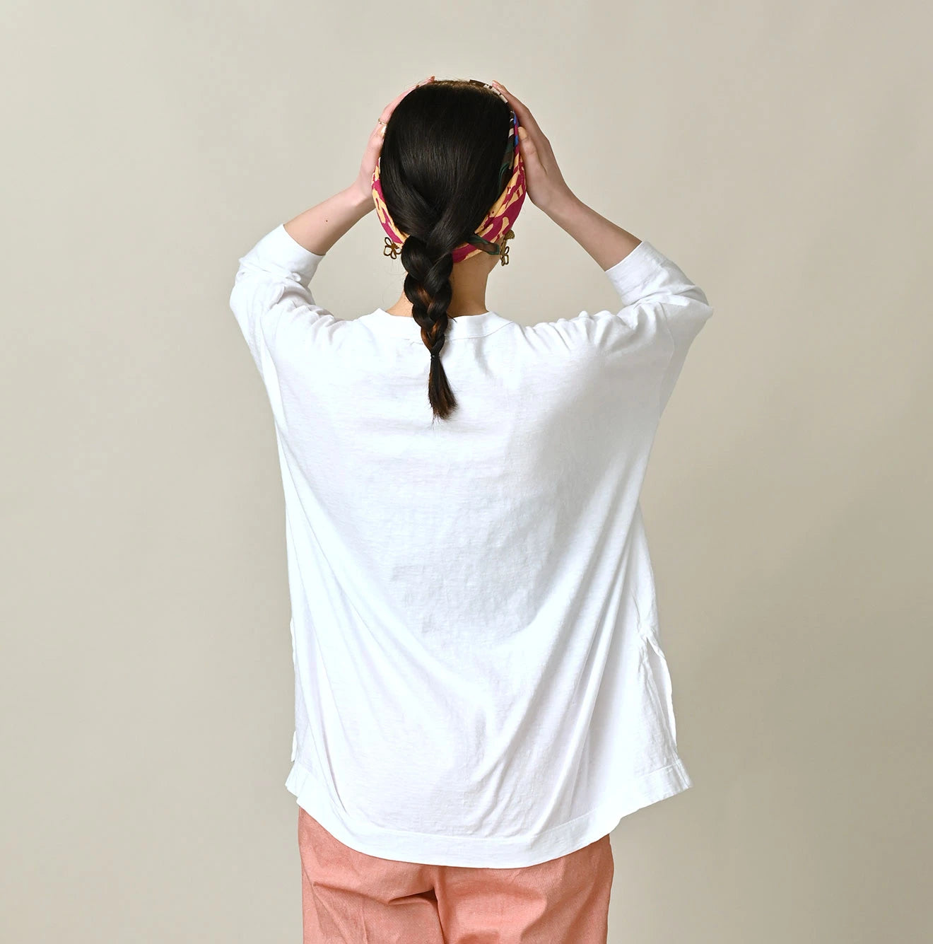 Tenjiku Big Slit T-shirt Female Model
