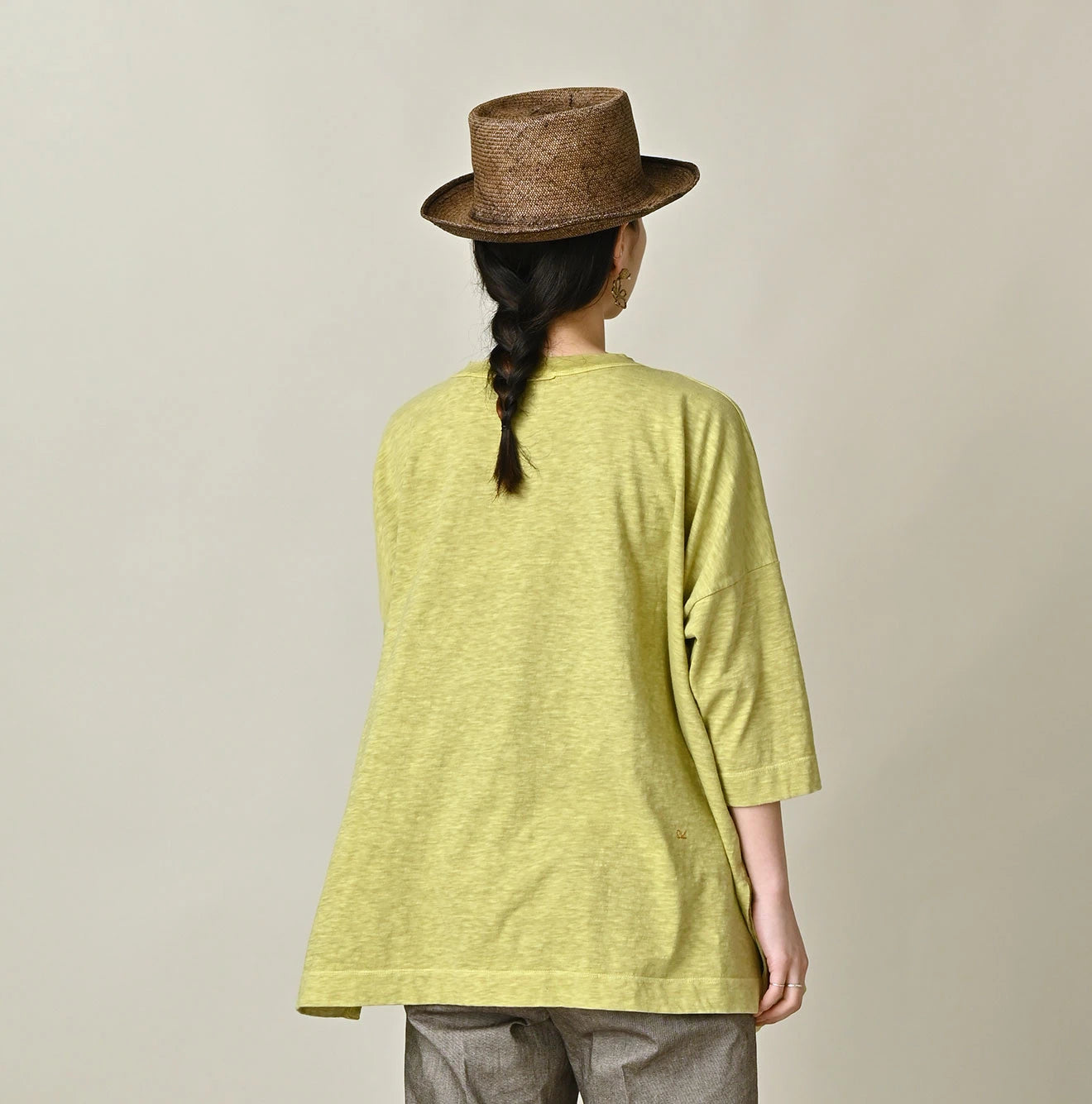 45 Plant Dyed Tenjiku Big Slit T-shirt Female Model