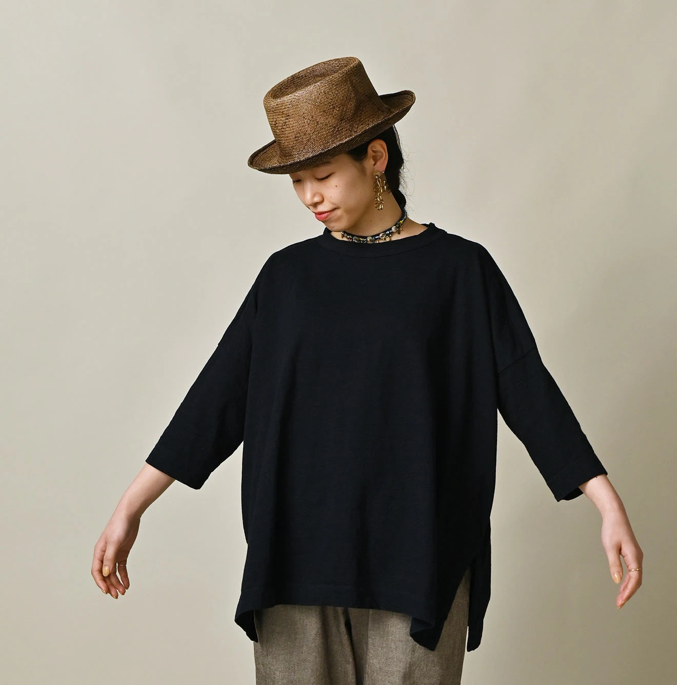 Indigo Tenjiku Big Slit T-shirt Female Model