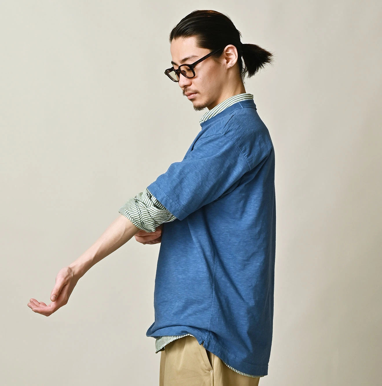 Plant Dyed Tenjiku 908 Ocean T-shirt Male Model