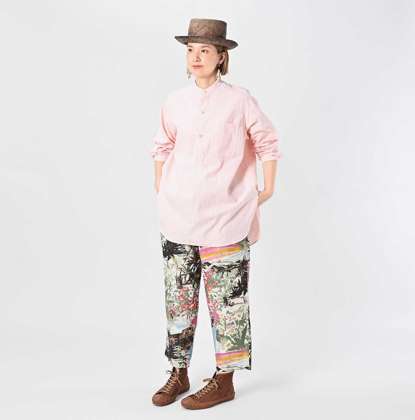 Indigo Khadi OX 908 Stand Collar Grandpa Pull Shirt Female Model