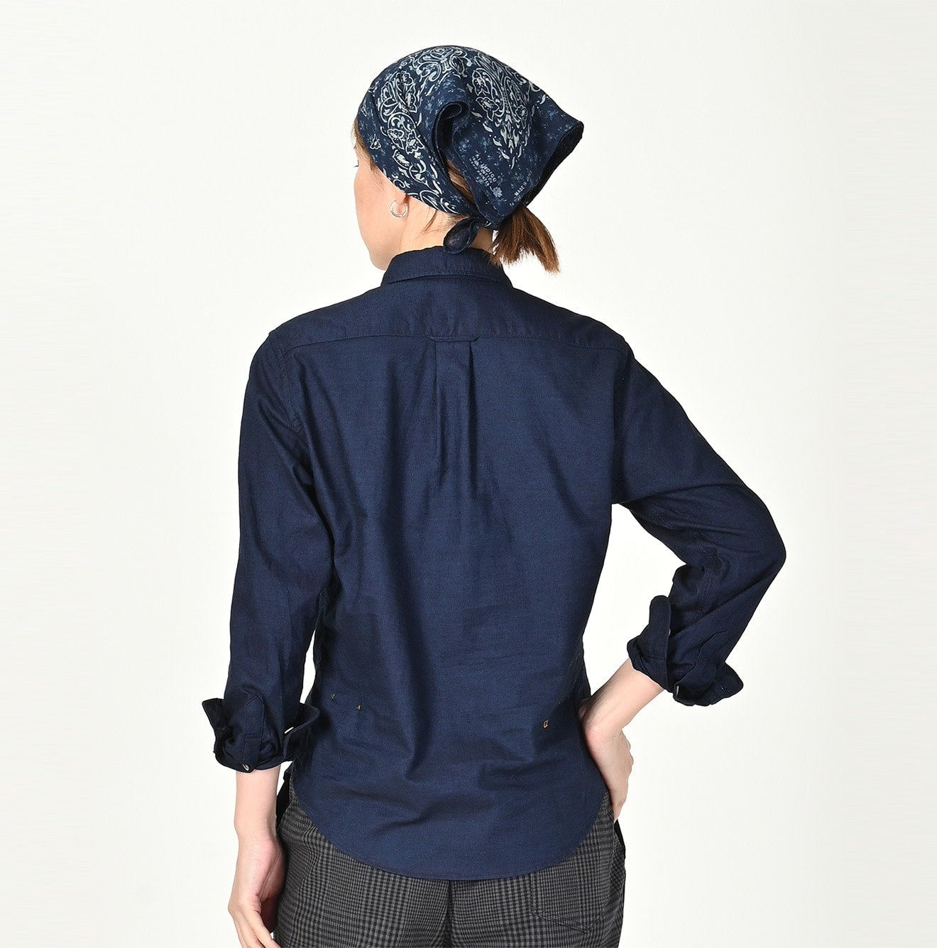 Indigo Thin Oxford Petite Loafer Shirt Female Model
