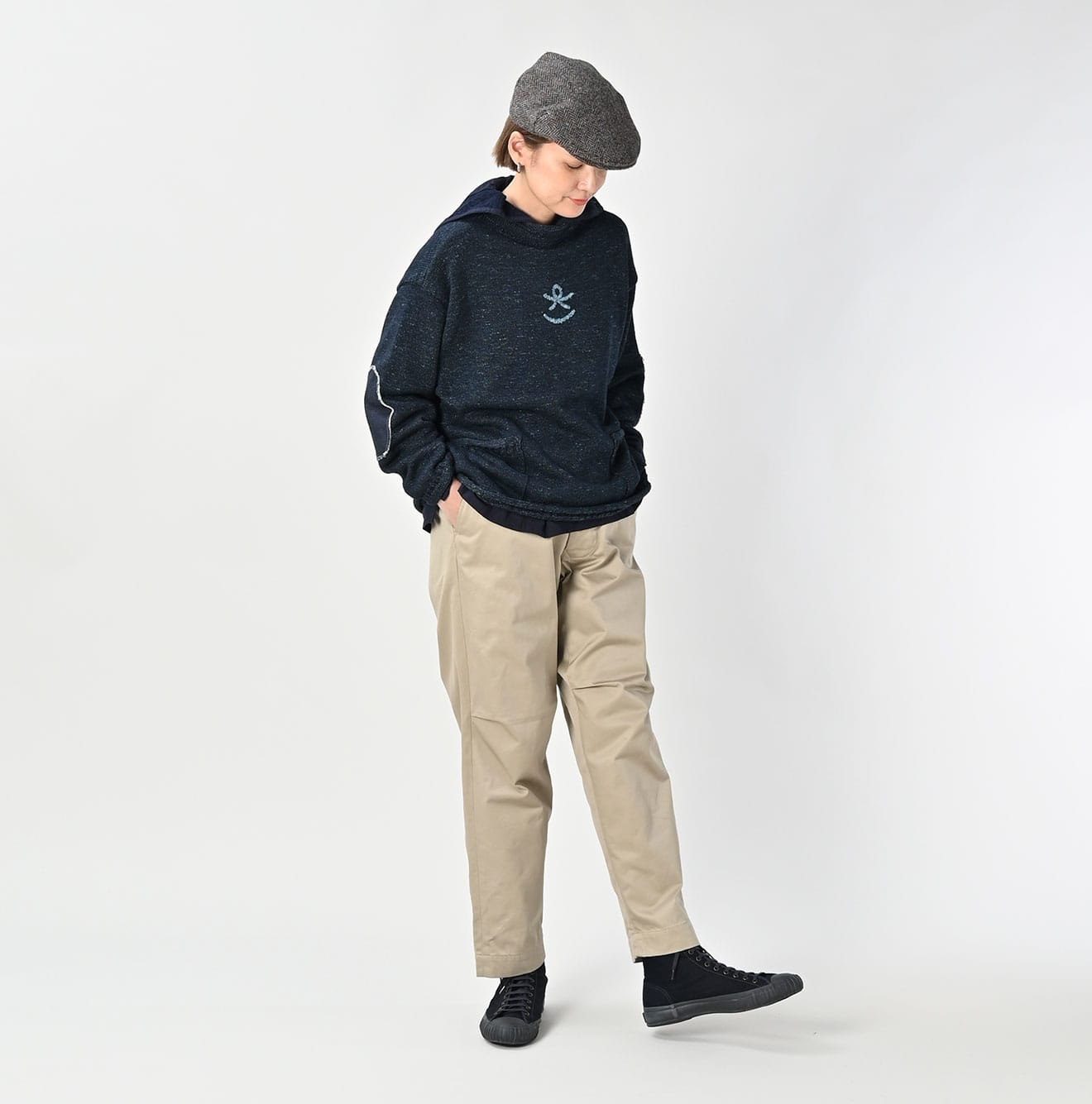 Double Thread 908 Chi-rgo Pants Female Model