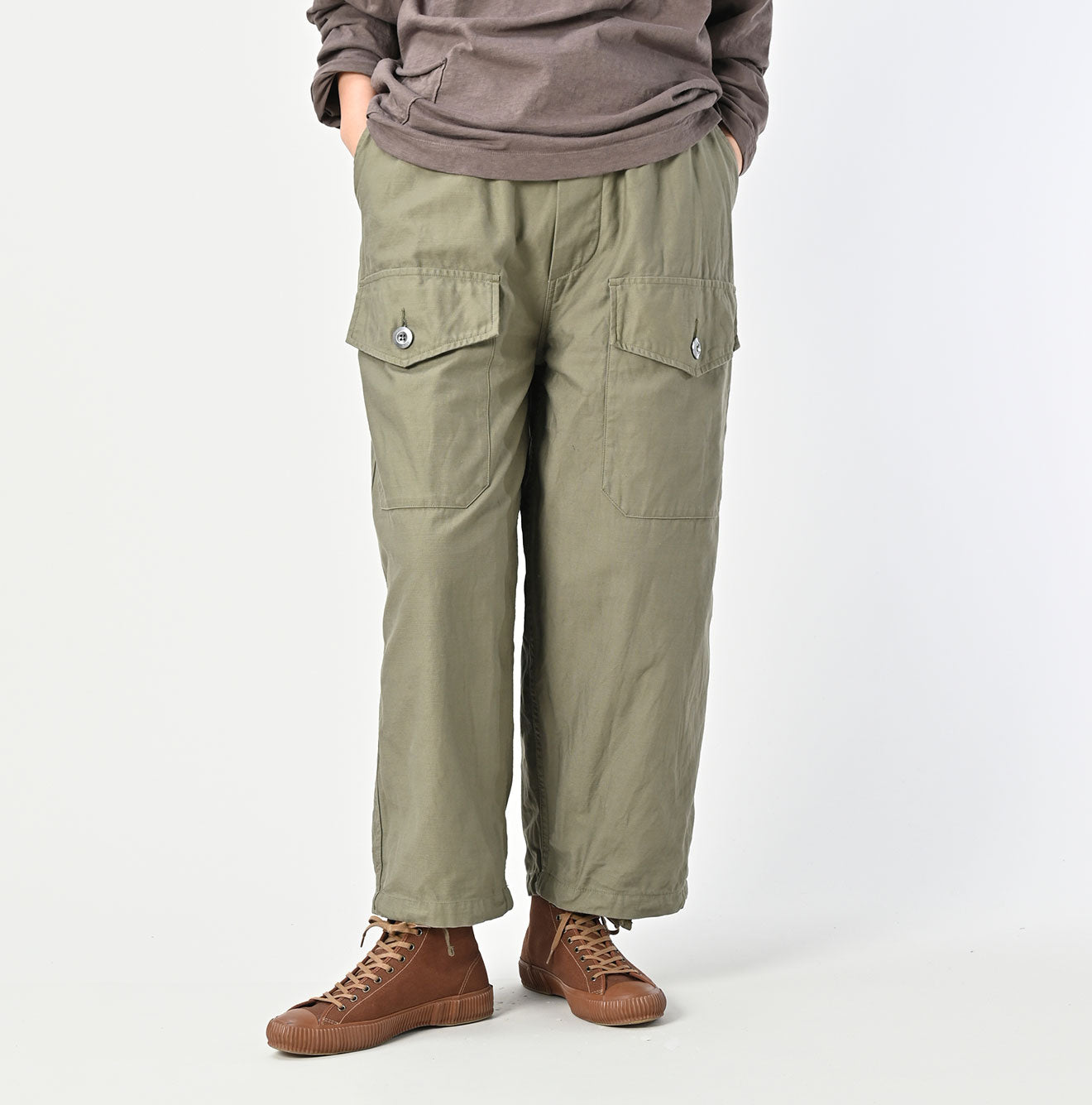 Back Satin 908 Tent Pants Female Model