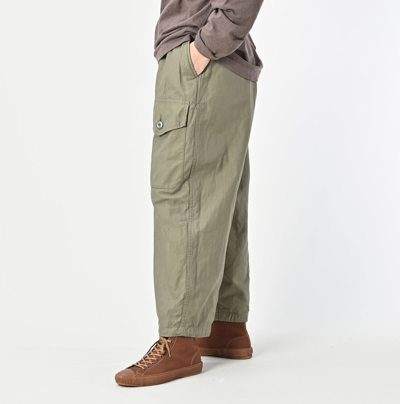 Back Satin 908 Tent Pants Female Model