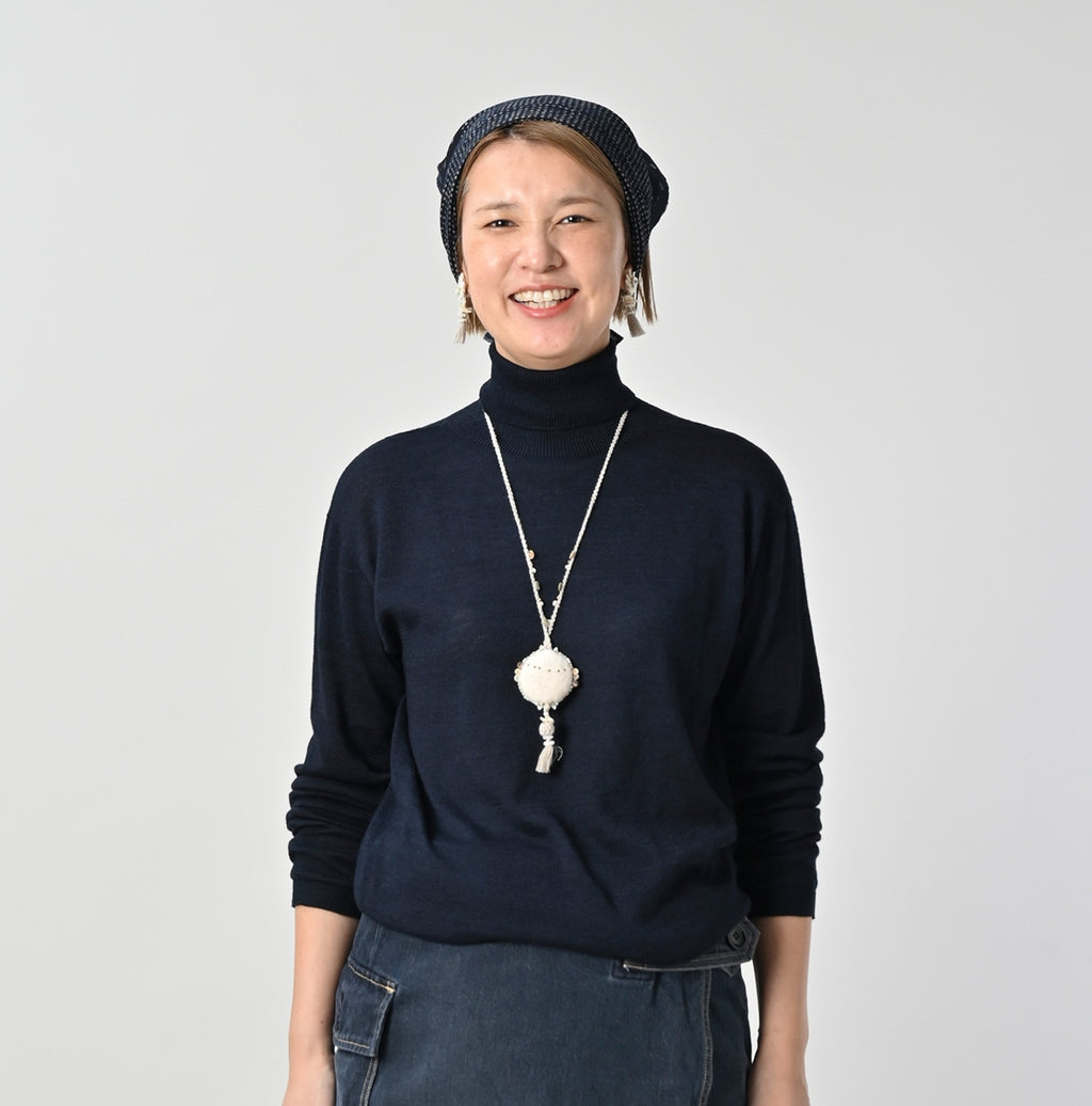 Indigo Whole Super Gauze 908 Turtle Neck Female Model