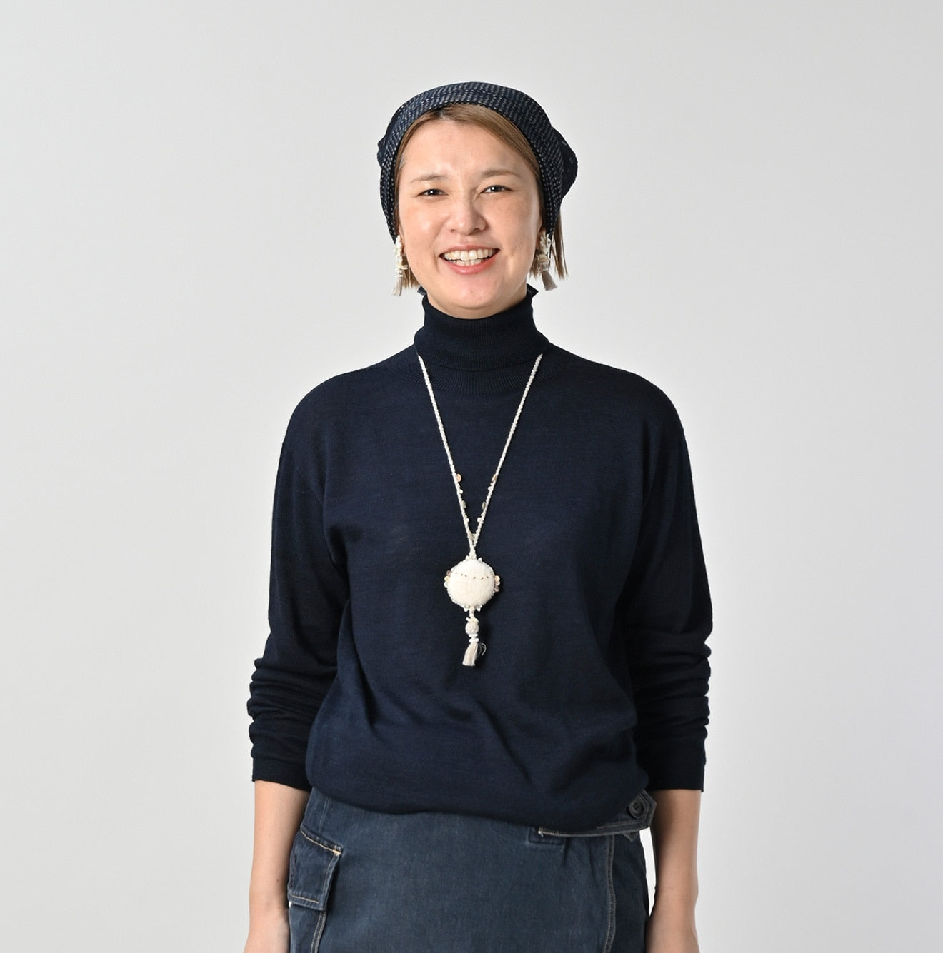 Indigo Whole Super Gauze 908 Turtle Neck Female Model