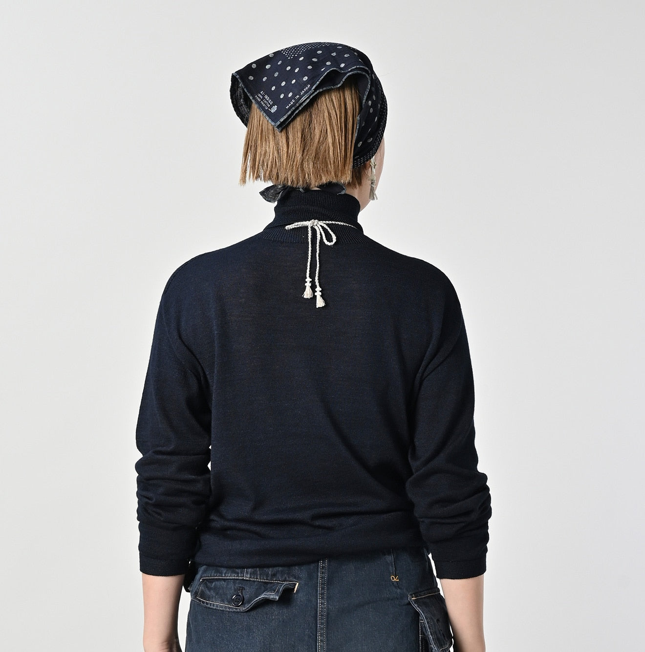 Indigo Whole Super Gauze 908 Turtle Neck Female Model