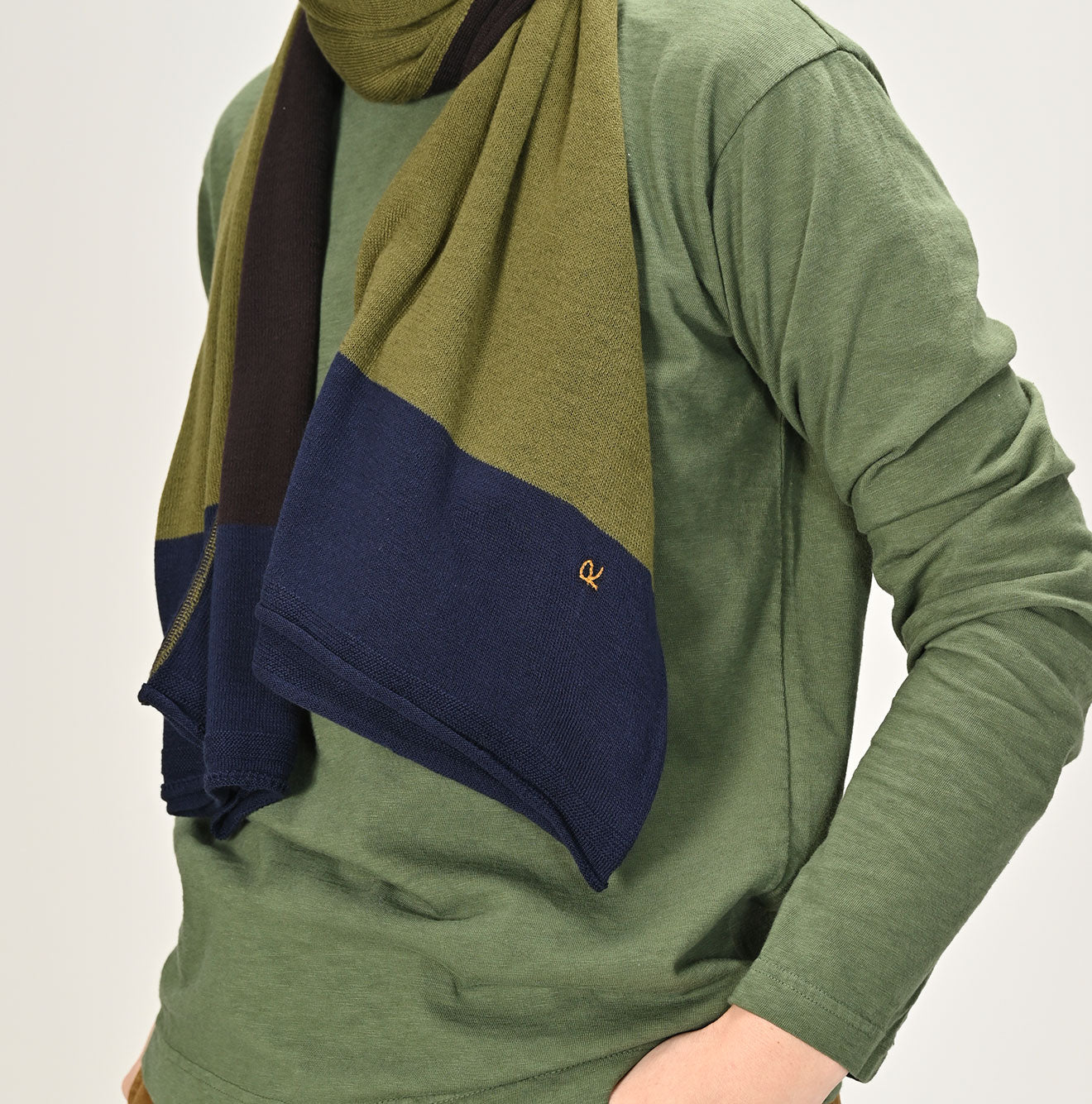 Super Gauze Tricolor Muffler Female Model