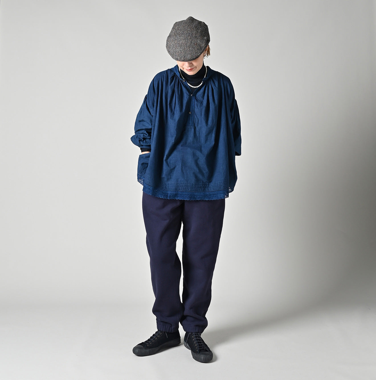 Heritage Urake 908 Sweatpants Female Model