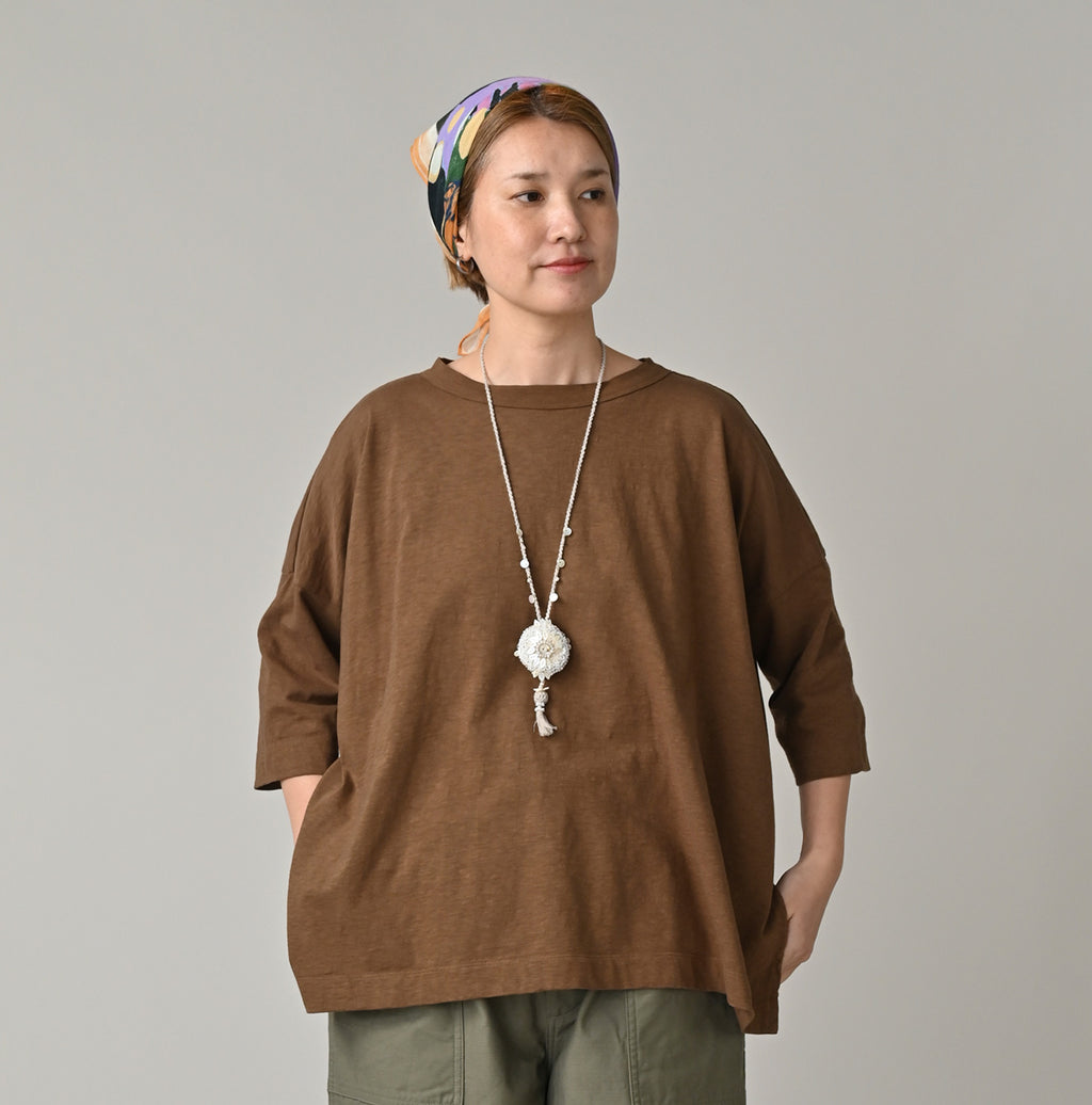 Tenjiku Big Slit T-shirt Female Model