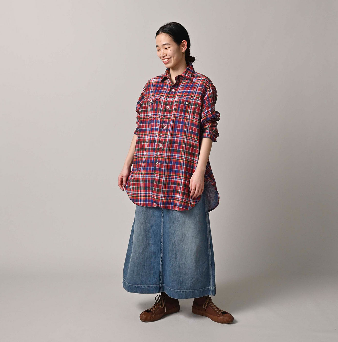 Gauze Double Woven 908 Gatcha-Pocket Shirt Female Model