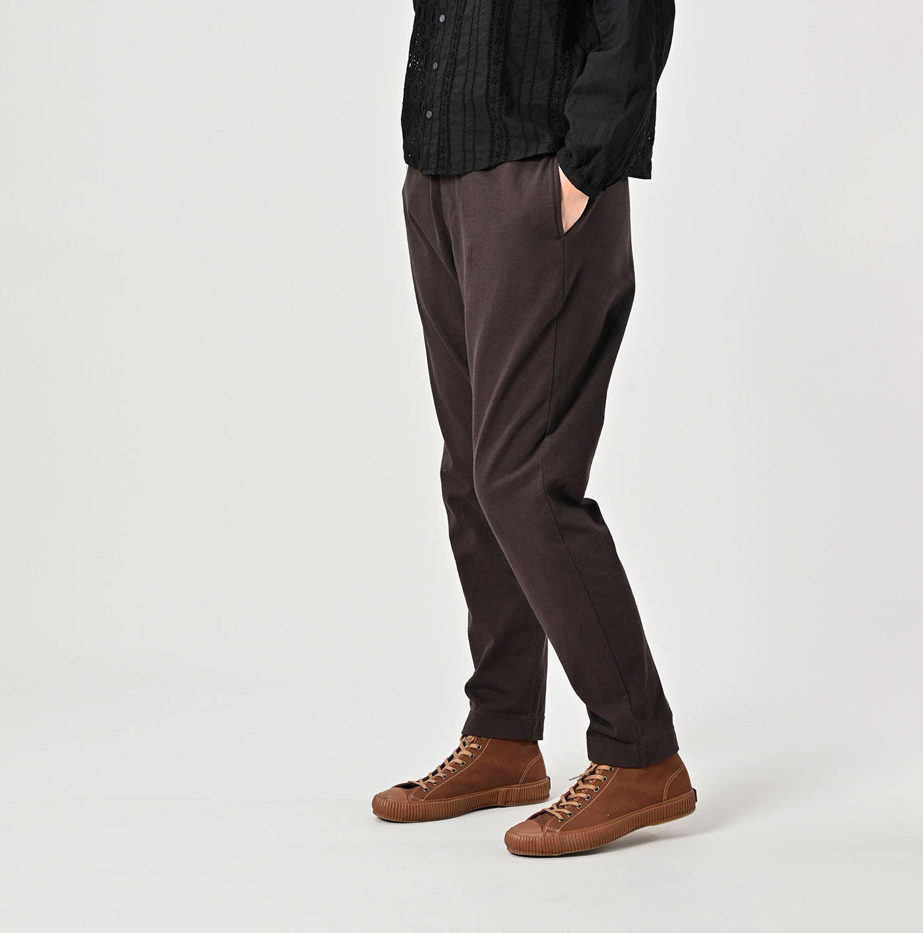 Dekoten 908 Sweat Pants Female Model