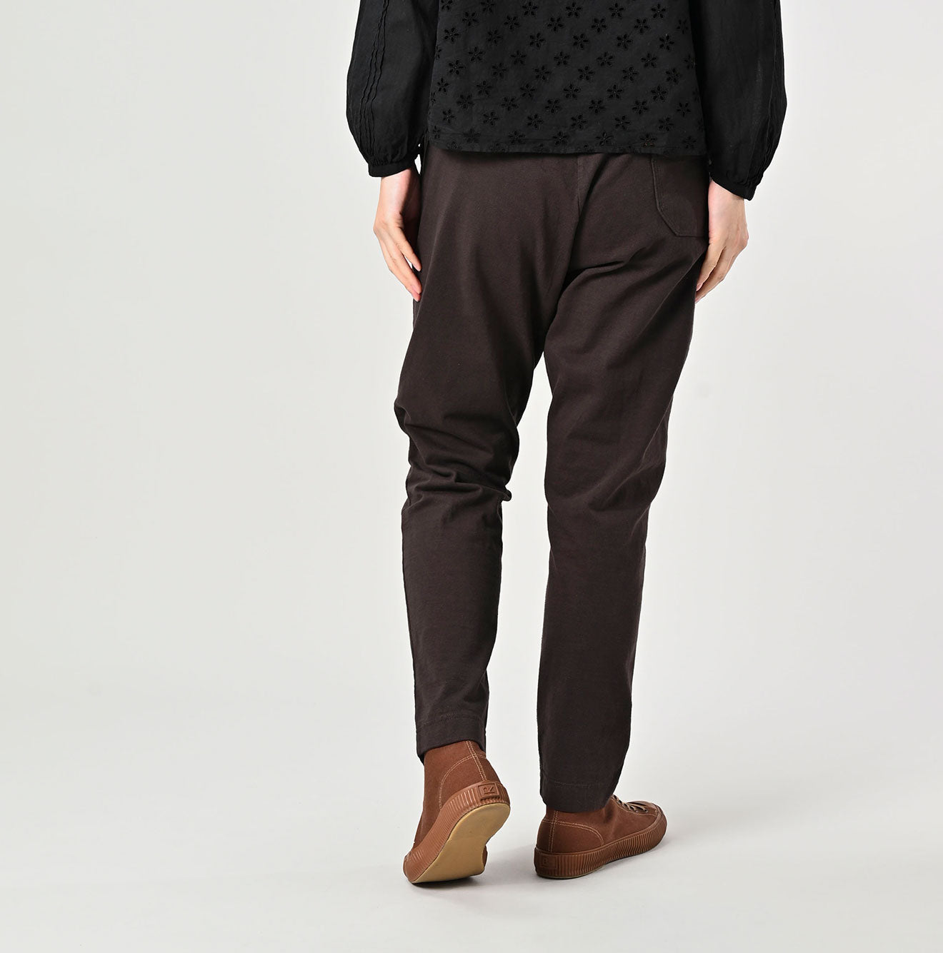 Dekoten 908 Sweat Pants Female Model