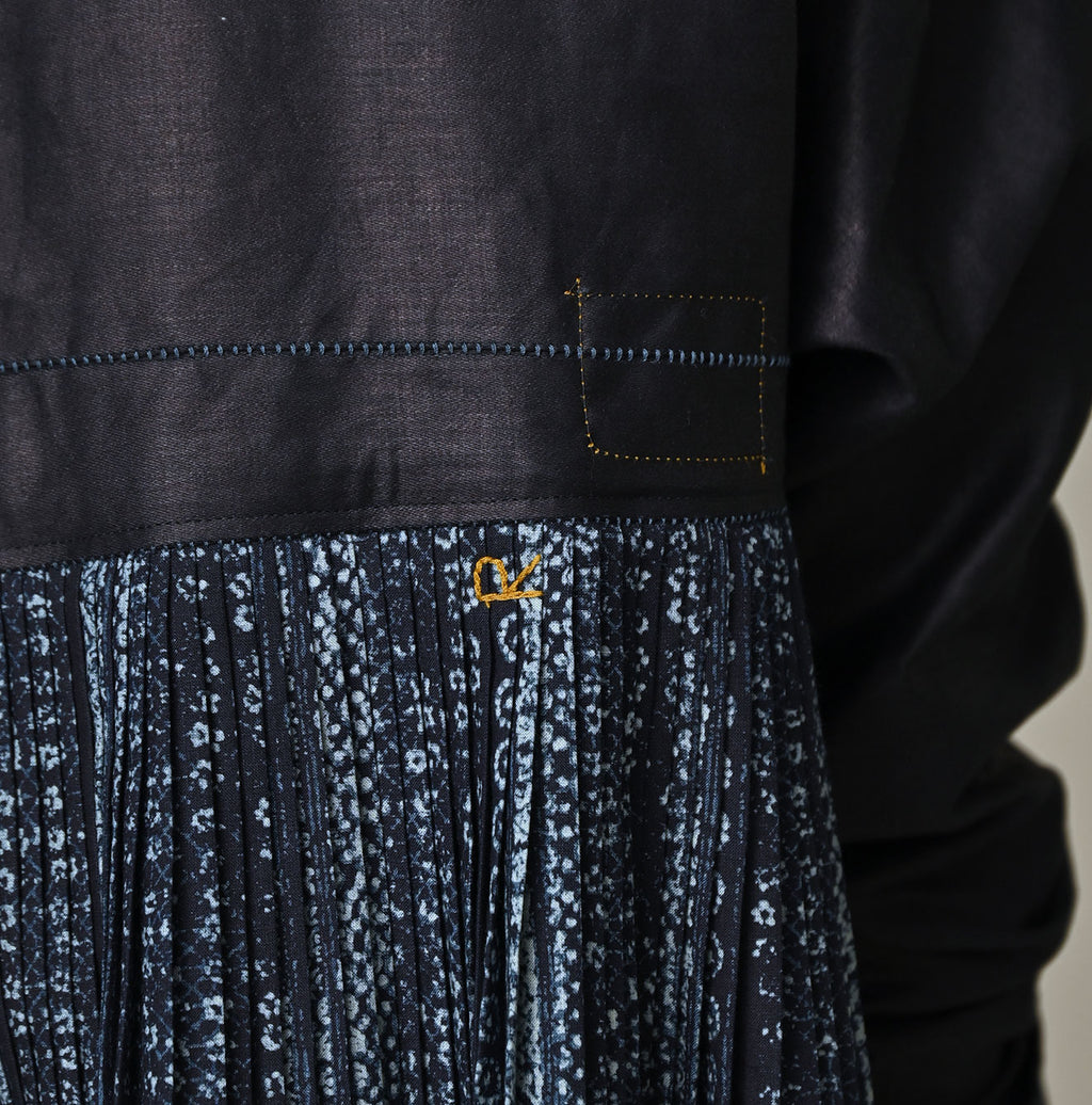Indigo Discharge Print Aoi Sarasa Print Satin x Pleats Blouse Detail