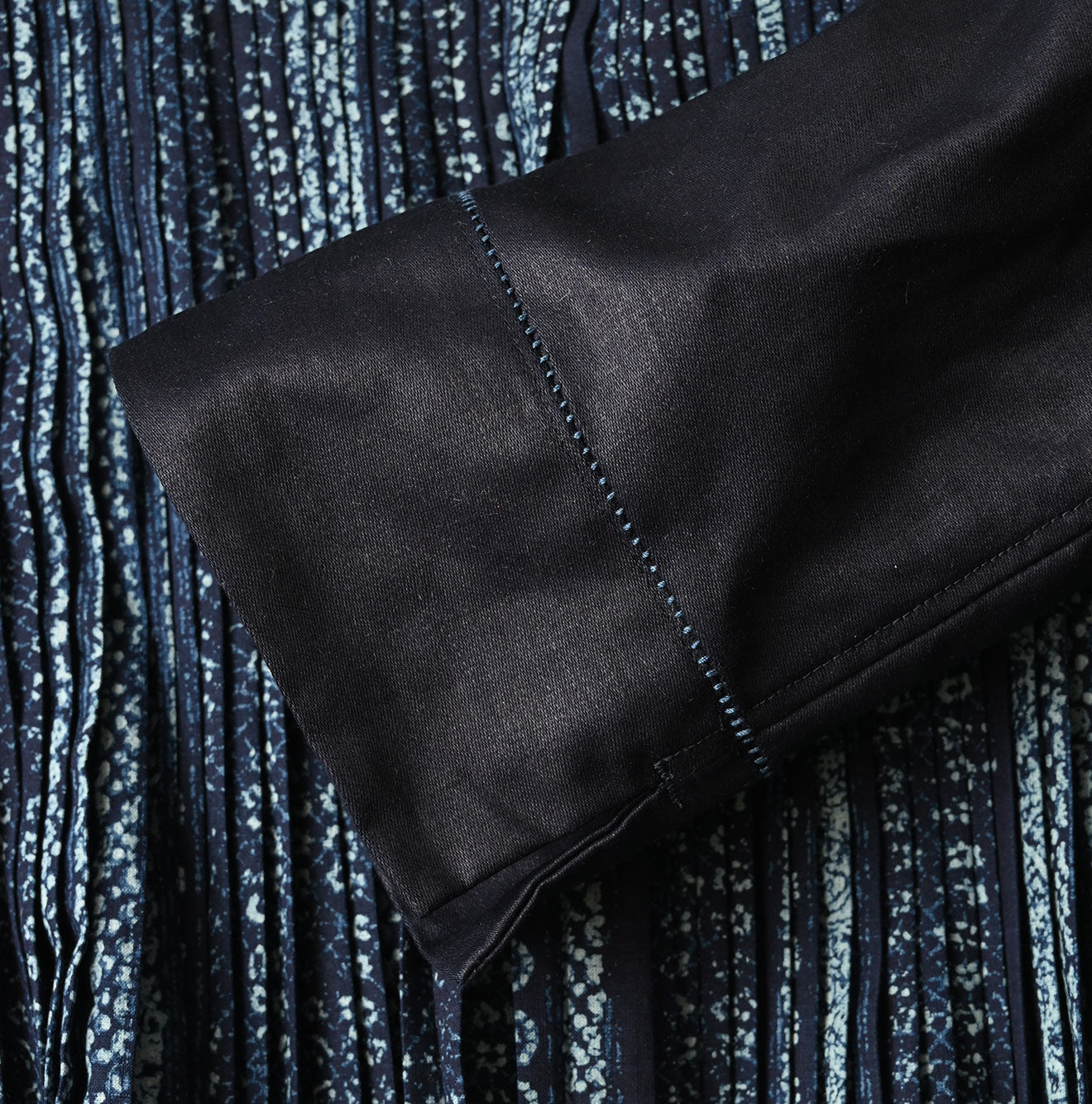 Indigo Discharge Print Aoi Sarasa Print Satin x Pleats Blouse Detail