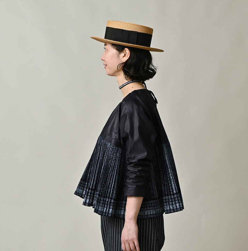 Indigo Discharge Print Aoi Sarasa Print Satin x Pleats Blouse Female Model