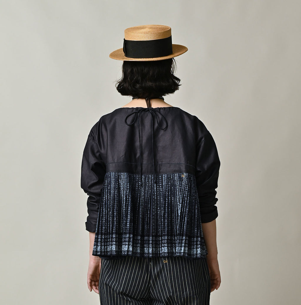 Indigo Discharge Print Aoi Sarasa Print Satin x Pleats Blouse Female Model