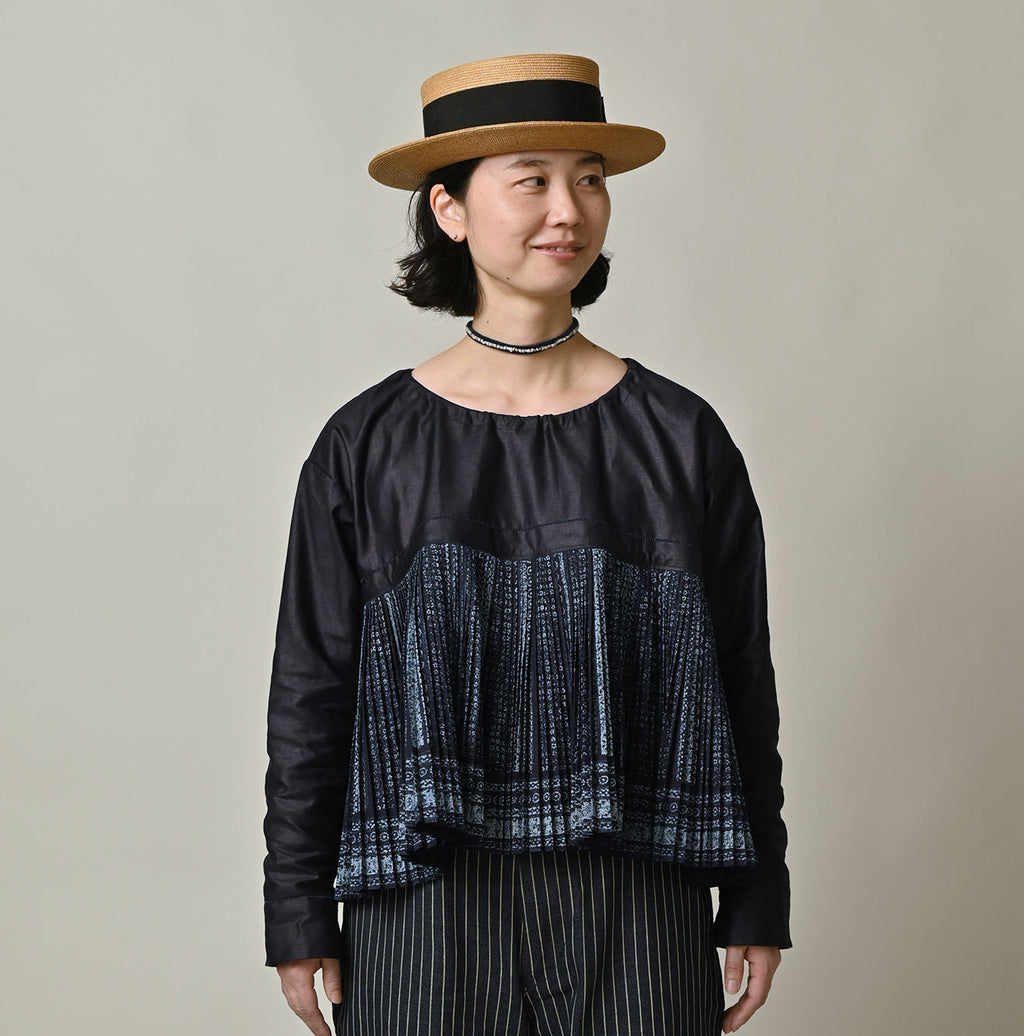 Indigo Discharge Print Aoi Sarasa Print Satin x Pleats Blouse Female Model