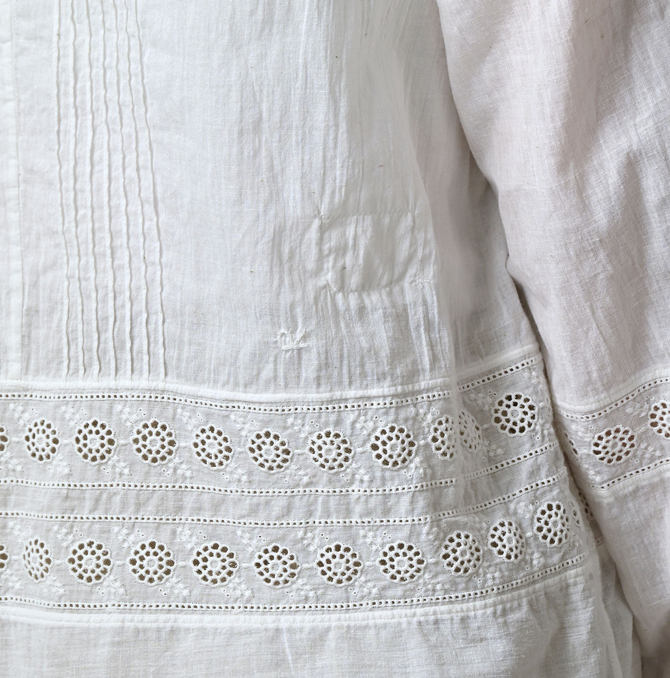 Indian Khadi Cutwork de T-shirt Detail