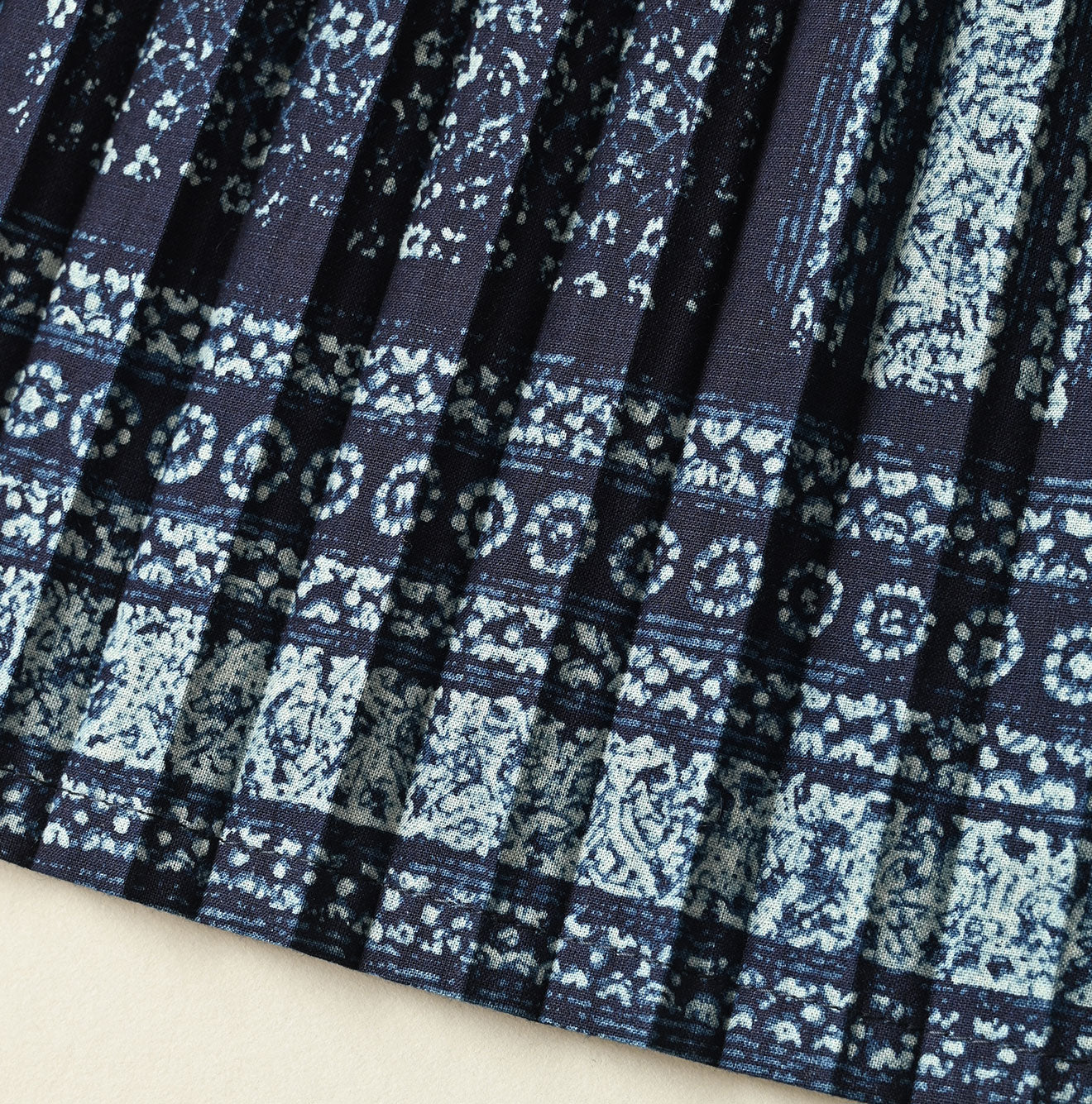 Indigo Discharge Print Aoi Sarasa Print Satin x Pleated Skirt Detail