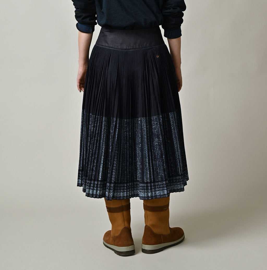 Indigo Discharge Print Aoi Sarasa Print Satin x Pleated Skirt Female Model