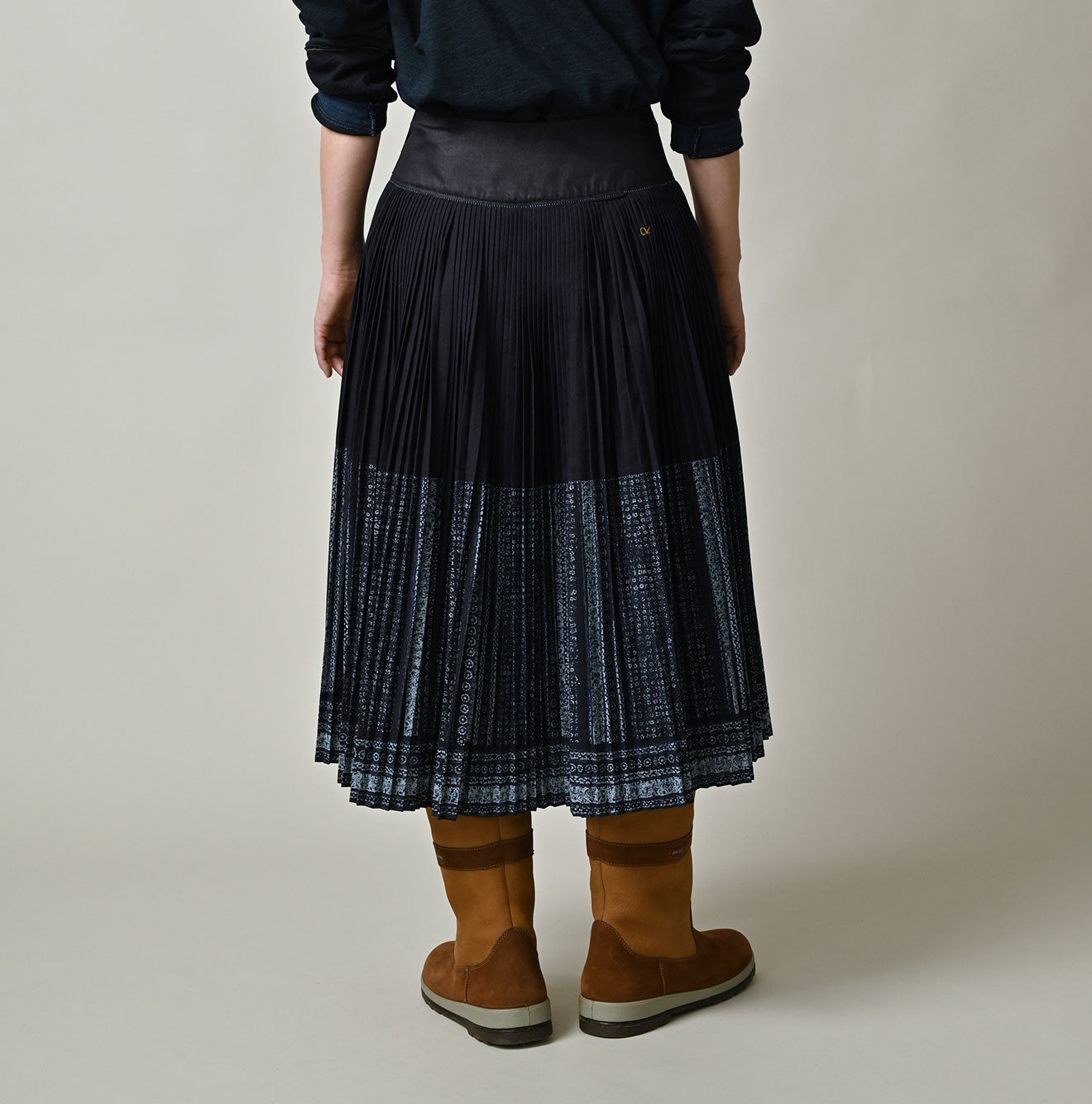 Indigo Discharge Print Aoi Sarasa Print Satin x Pleated Skirt Female Model